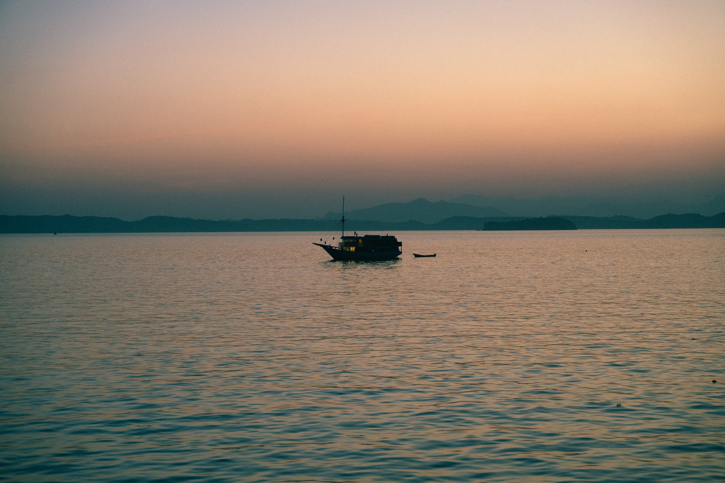 Flores-Boot-op-zee-zonsondergang-Travel fotografie-Indonesie-Michsmemento.jpg