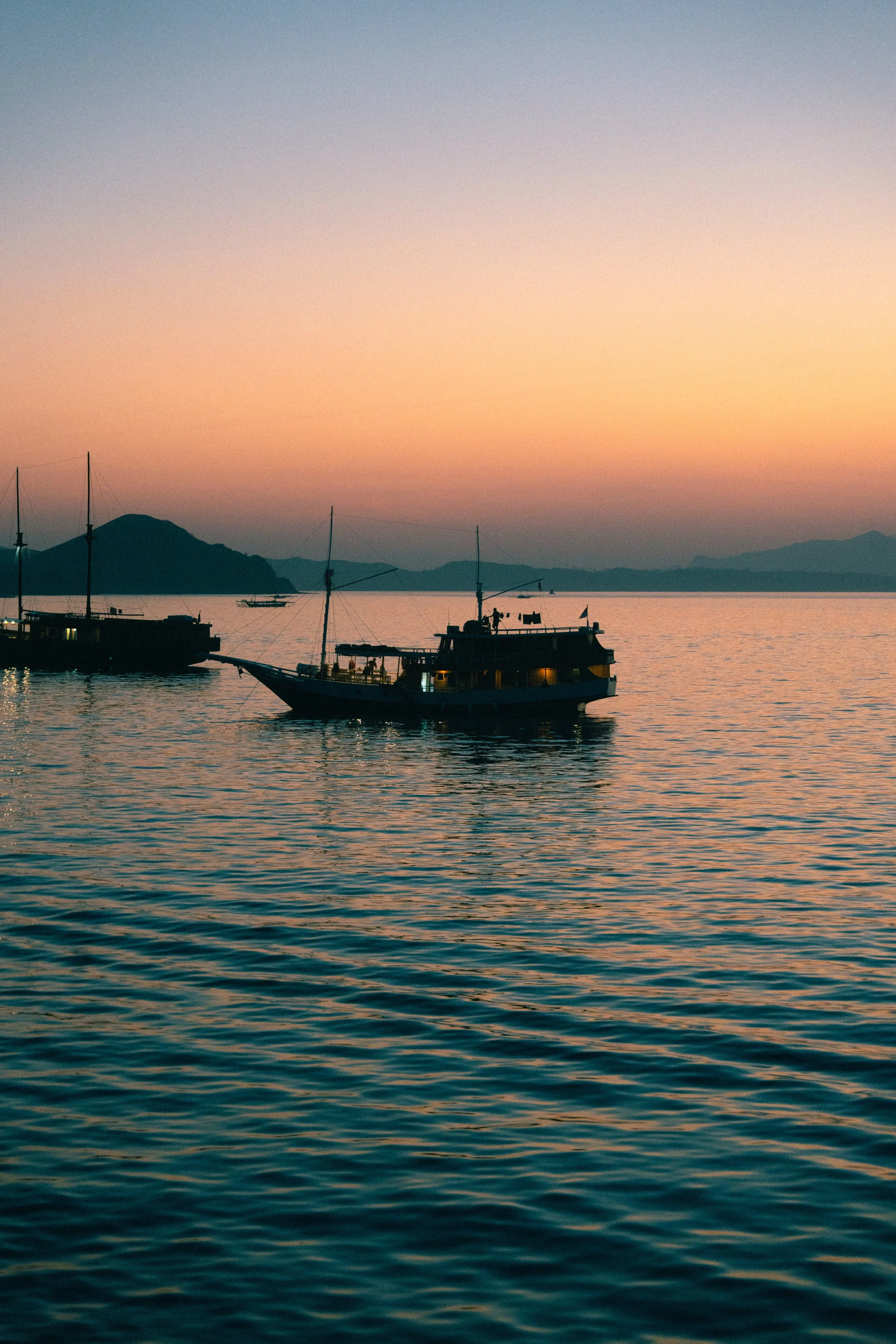 Flores-Boot-op-zee-Travel fotografie-Indonesie-Michsmemento.jpg