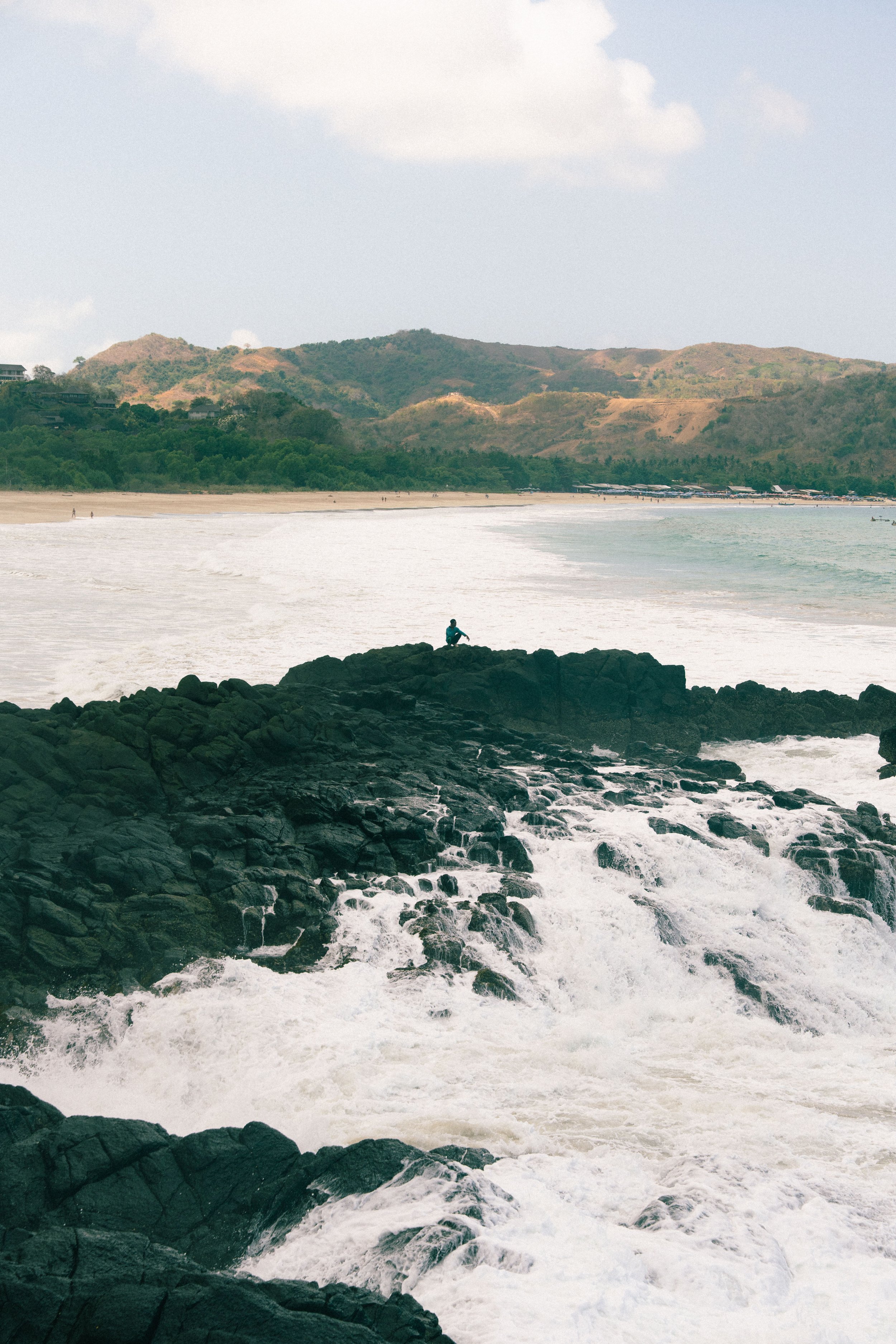 Kuta-beach-persoon-op-rots-travel fotografie-Michsmemento.jpg