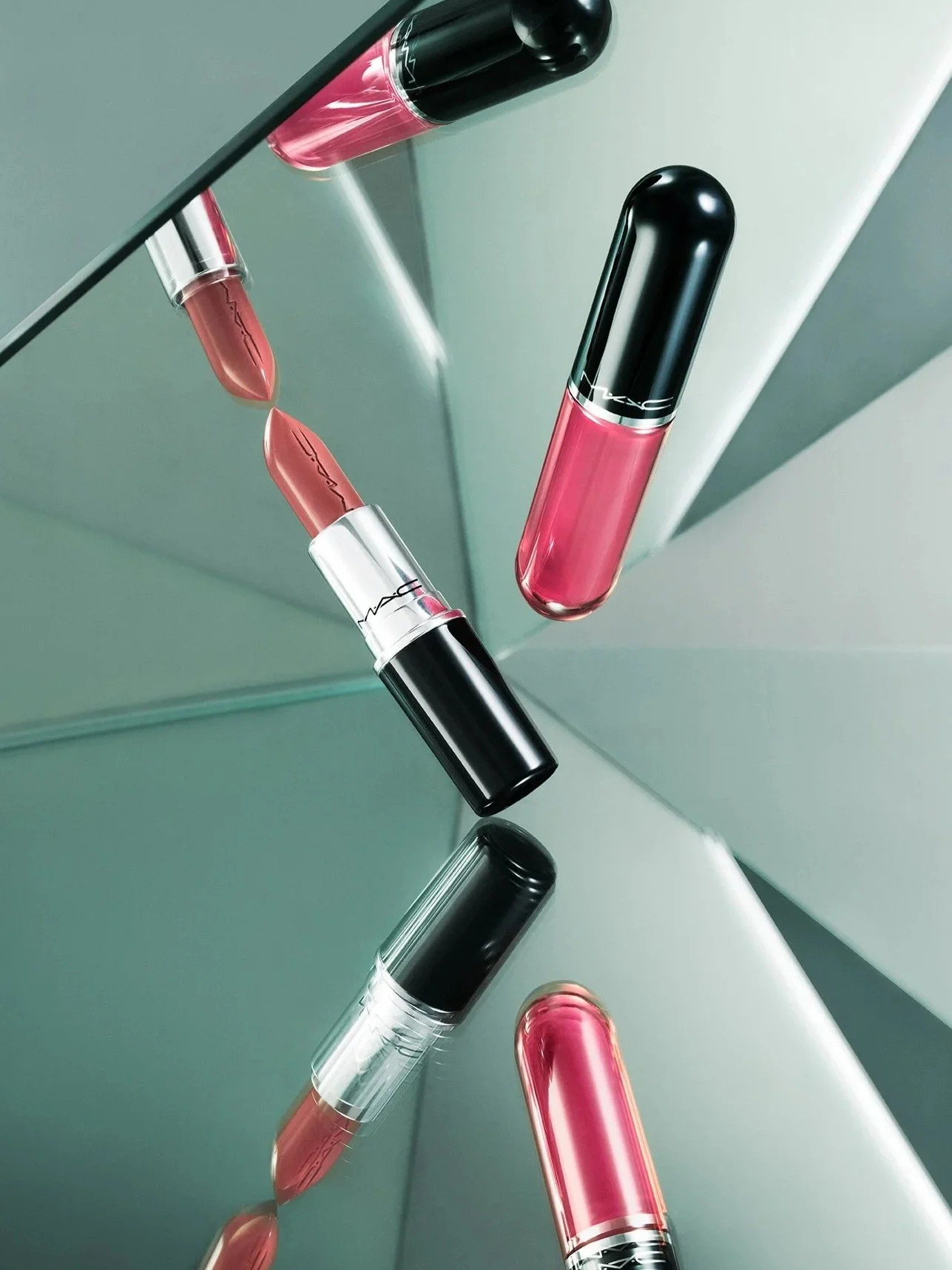 MAC_FY27_Lustreglass_LipstickLiptint_SneakyPink_ThanksItsMAC_NOAM_sRGB72.jpg