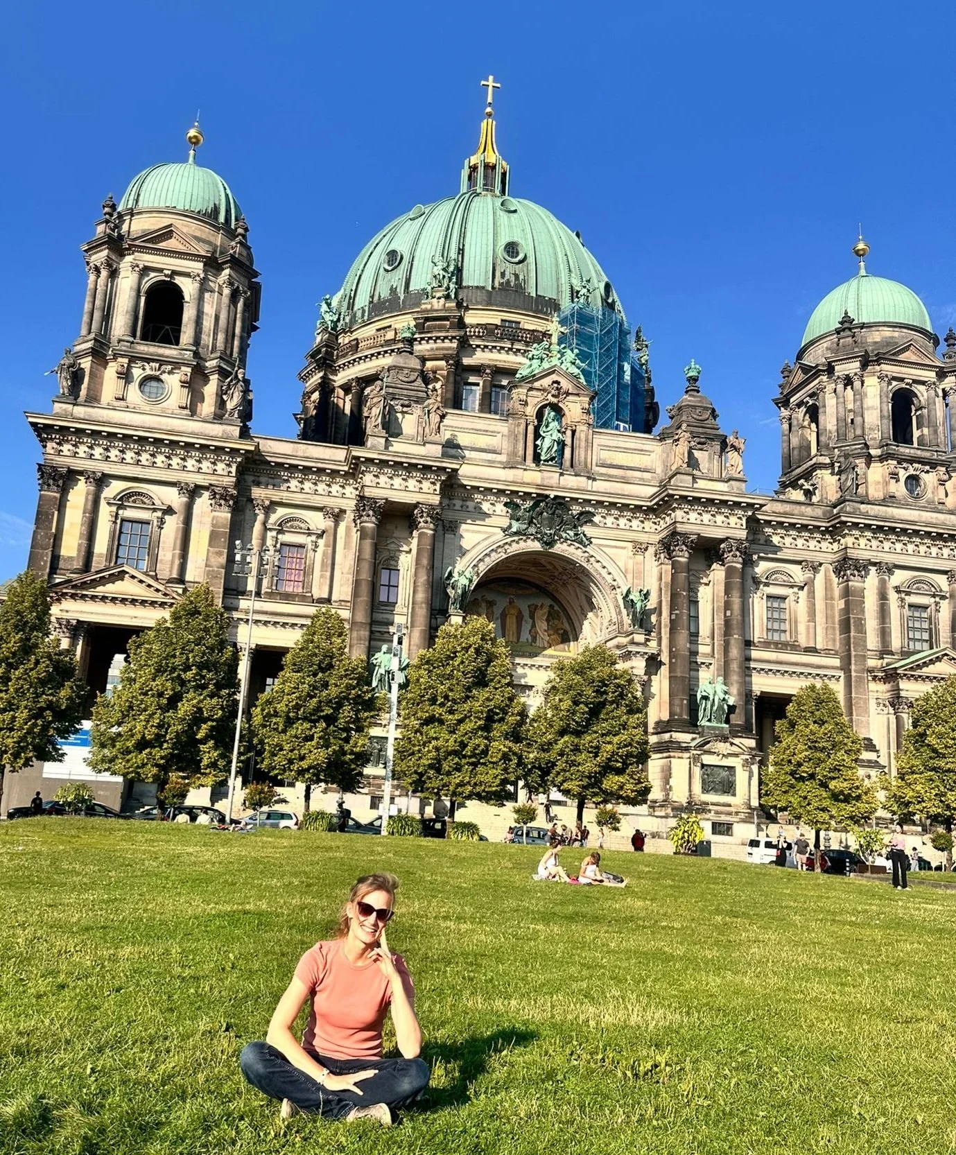 Berlin Carla vor dem Dom im Sommer