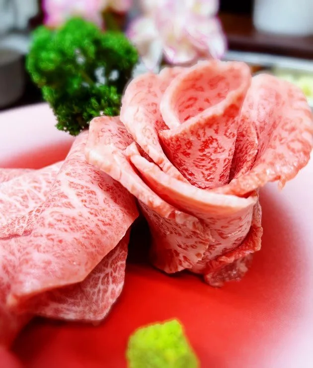 薄切りの高級和牛肉、ブロッコリーとわさびが添えられている。
