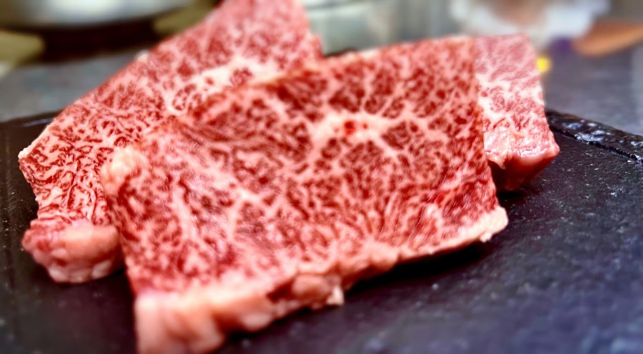 霜降り肉のステーキ肉