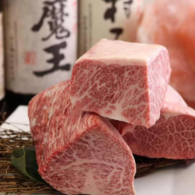 高級和牛のサーロインの切り身と酒瓶