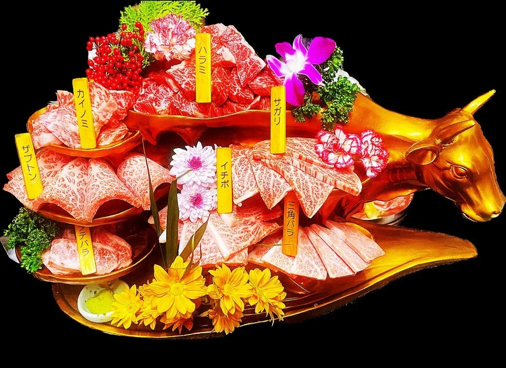 金色の牛の飾りに盛り付けられた高級和牛と花の飾り付け