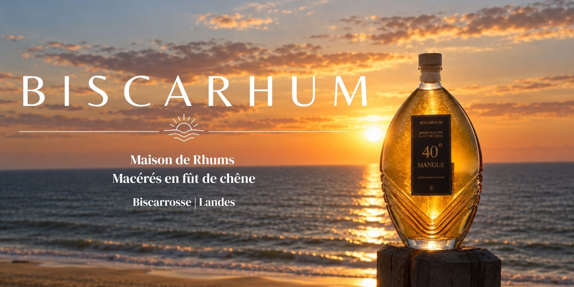 Une bouteille de rhum BISCARHUM avec un coucher de soleil sur la mer en arrière-plan, sur une plage à Biscarrosse, Landes, France.