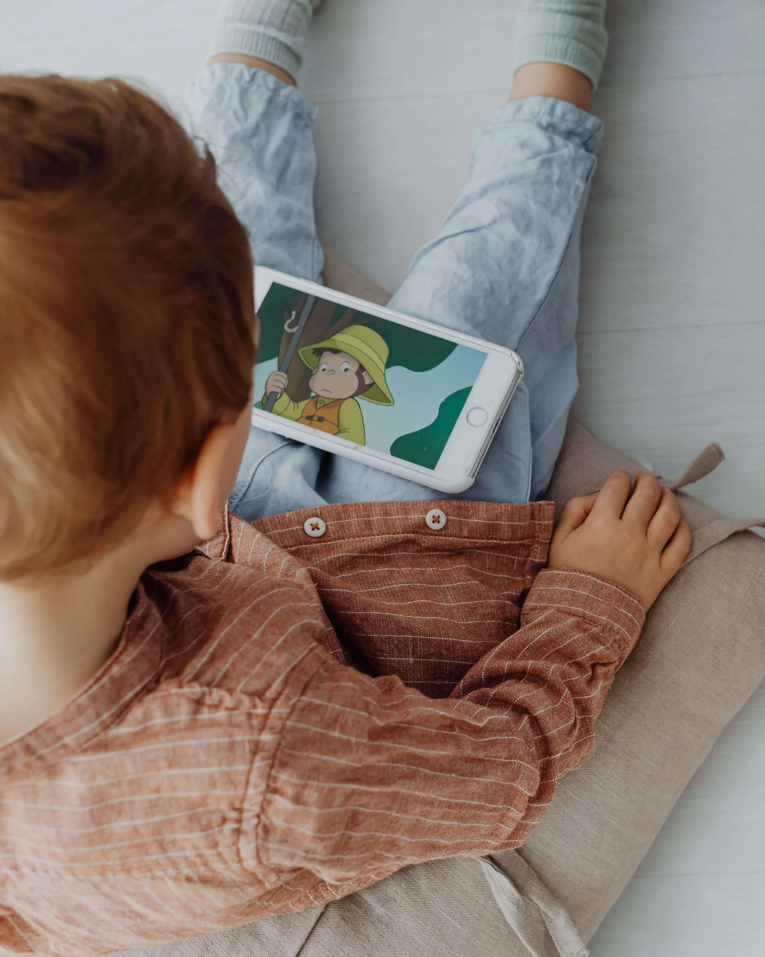 Bildschirmzeit bei Kleinkindern: Warum die echte Welt mehr zählt als die Minutenzahl