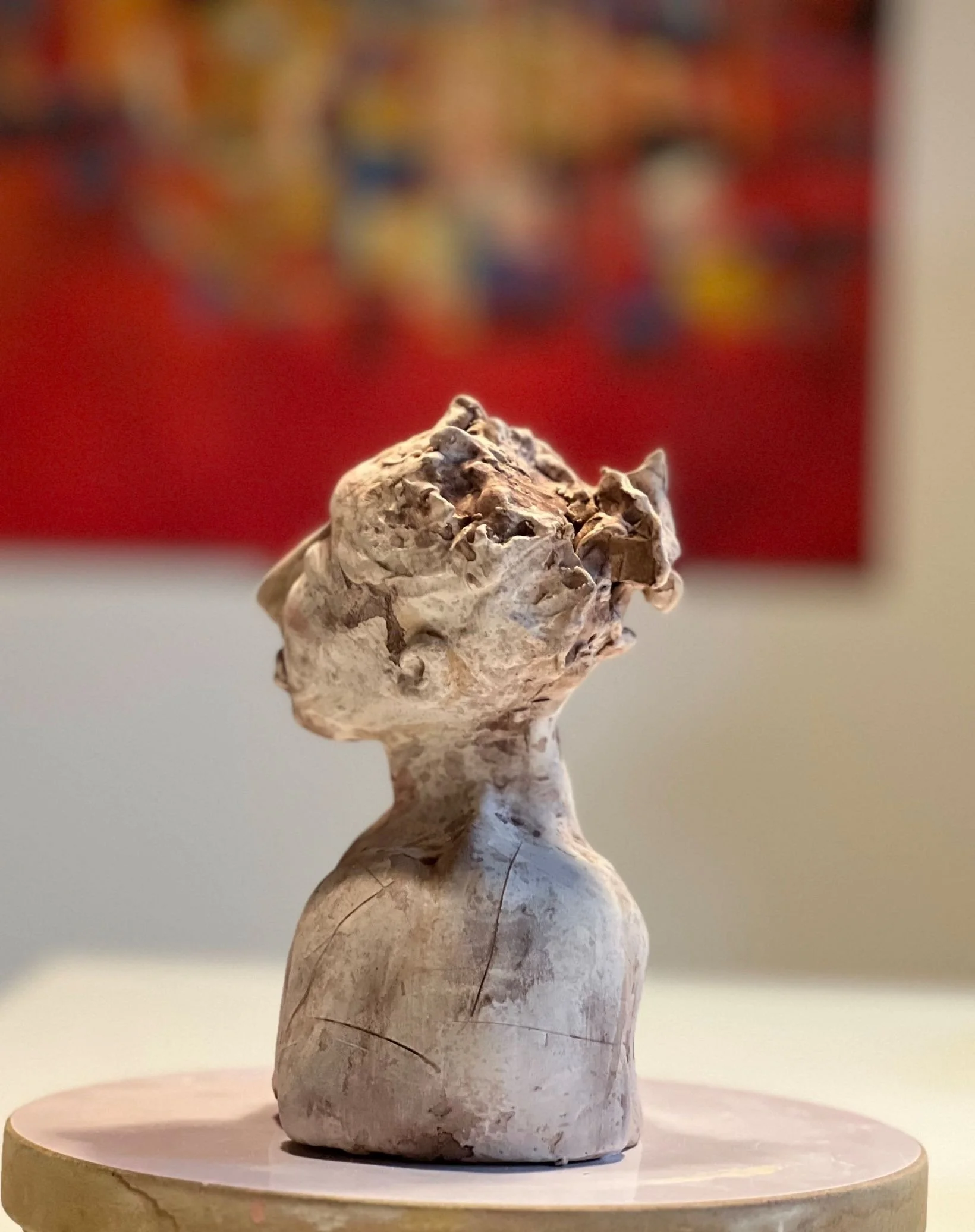 Kunststofffigur eines männlichen Kopfes, bestehend aus unterschiedlichen, separaten Teilen, auf einem runden Sockel