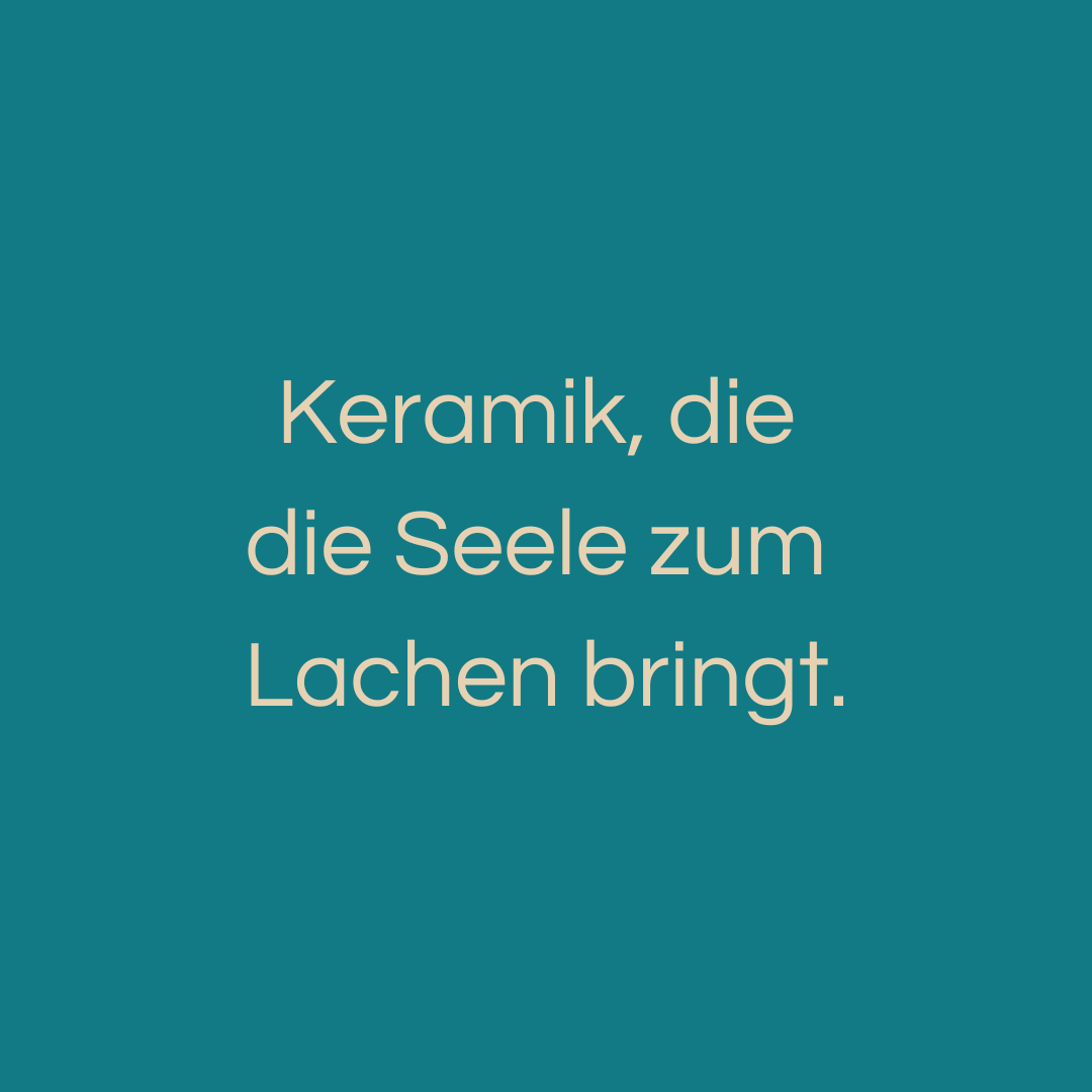 Text auf einem blauen Hintergrund: 'Keramik, die die Seele zum Lachen bringt.'