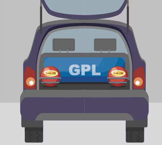Vue arrière d'une voiture ouverte avec deux bouteilles de gaz GPL et deux bouteilles de sécurité rouges.