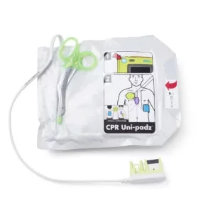 Un kit de réanimation cardiaque avec un masque, un guide illustré et un défibrillateur automatisé externe (DEA) portable.