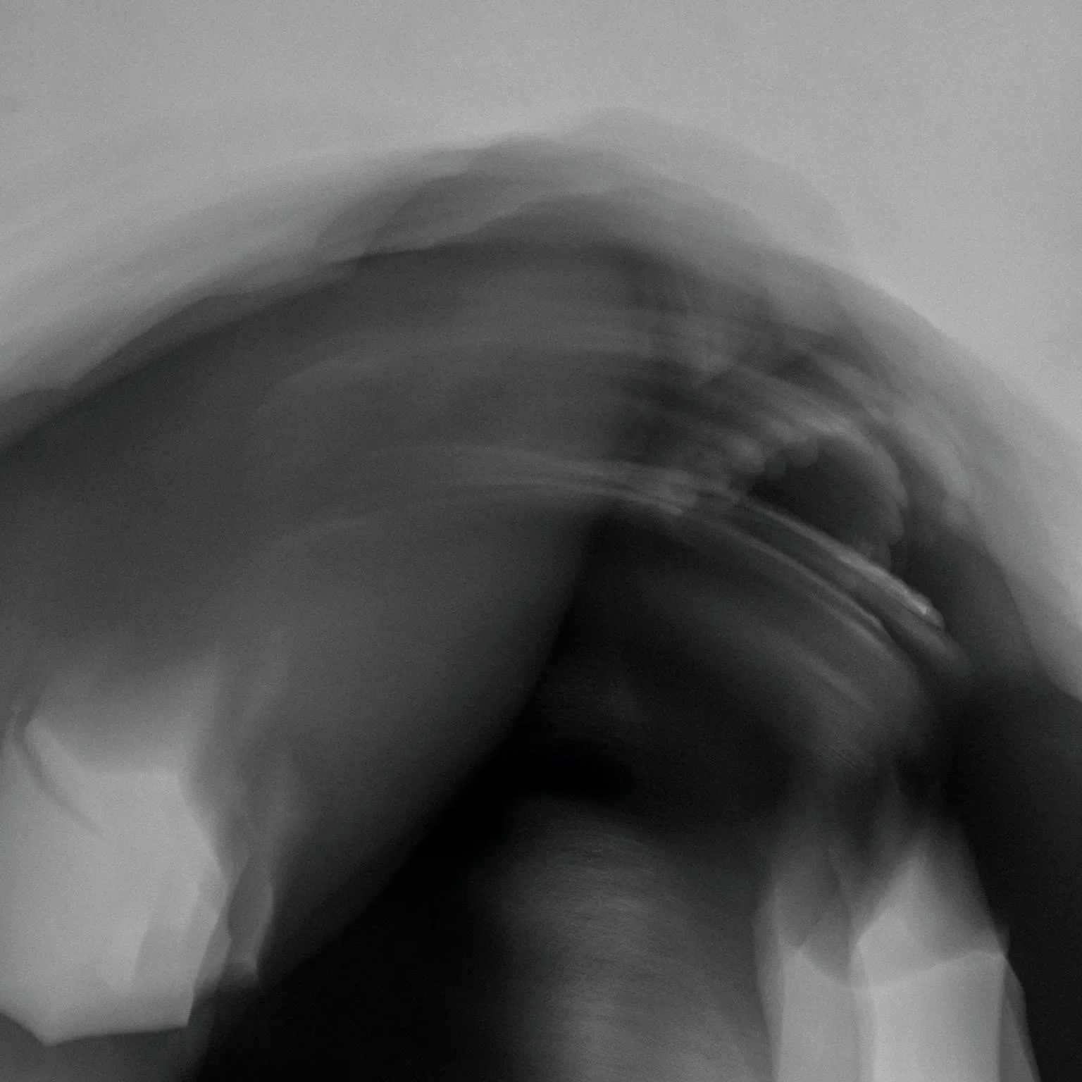 Une image floue en noir et blanc avec des formes irrégulières et des lignes indistinctes.