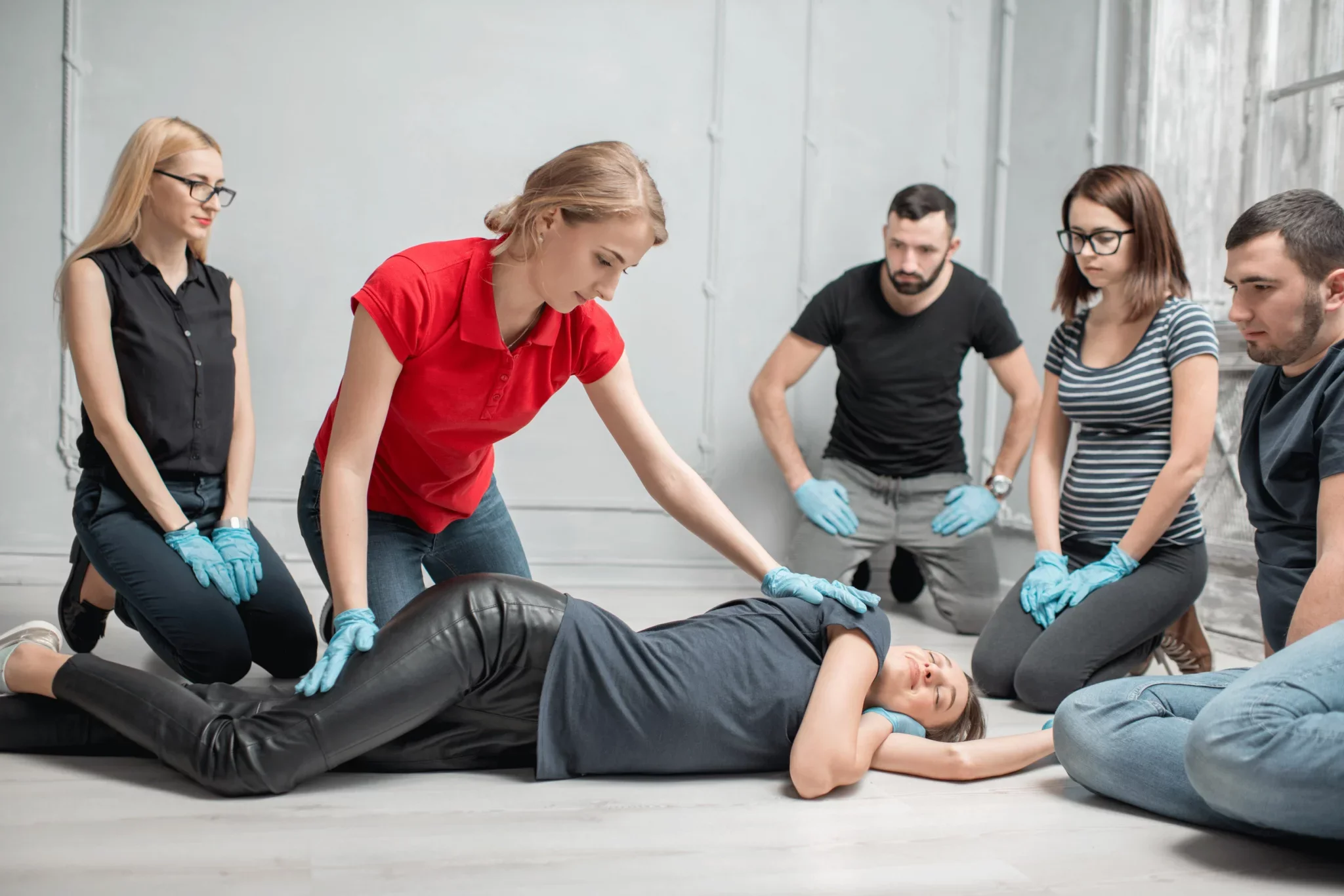 Position latérale de sécurité : les précautions à prendre avec une femme enceinte