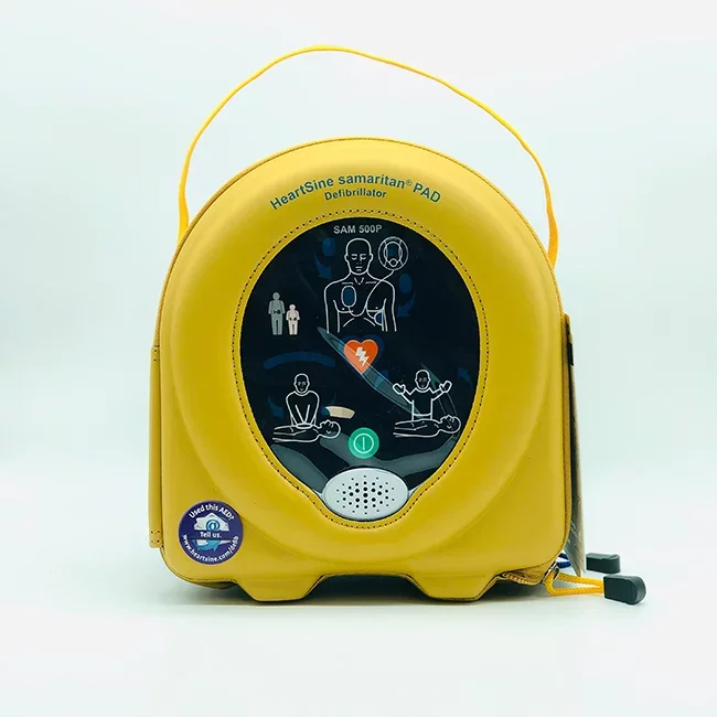 Defibrillateur de survie HeartSine Samaritan PAD de couleur jaune avec écran numérique et symbole de défibrillation.