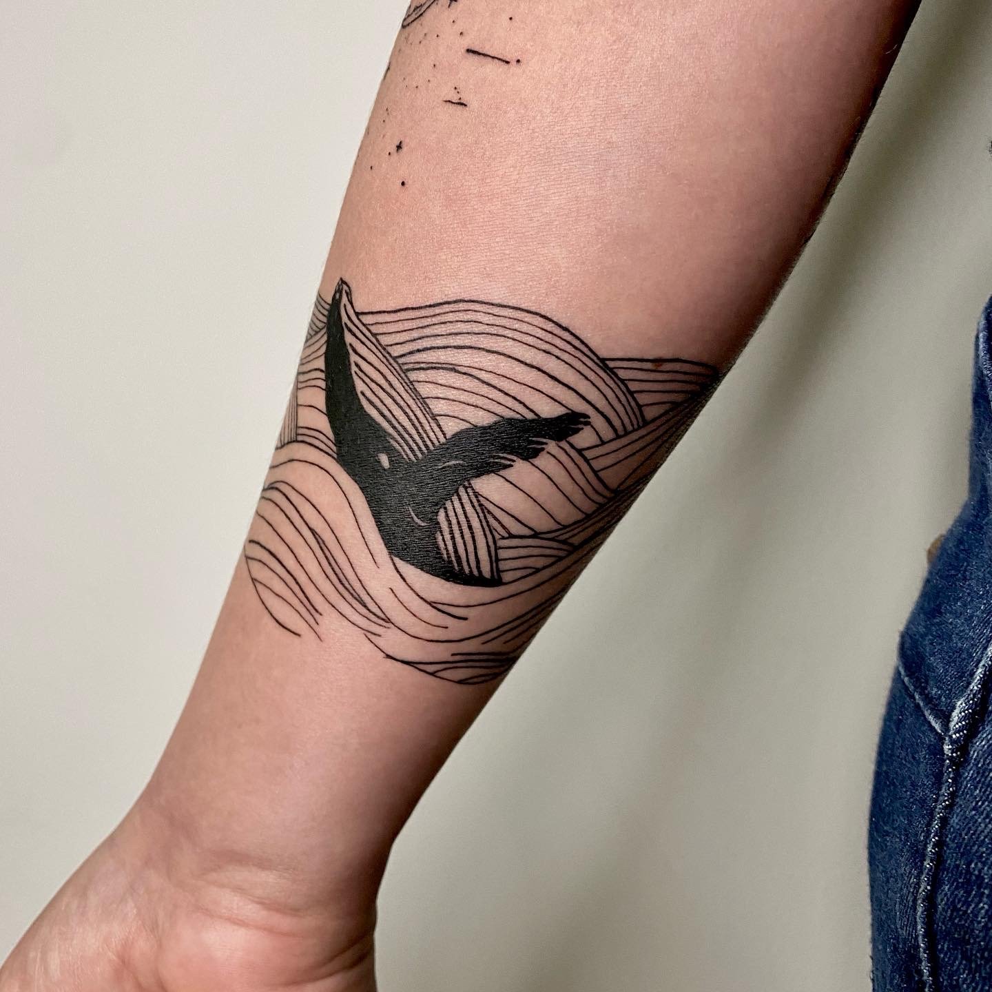 Tatouage d'une baleine et de vagues