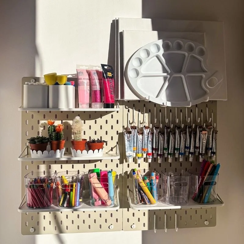 016-nastenny-organizer-pegboard-pisacie-maliarske-potreby-detska-izba-priestory.jpg