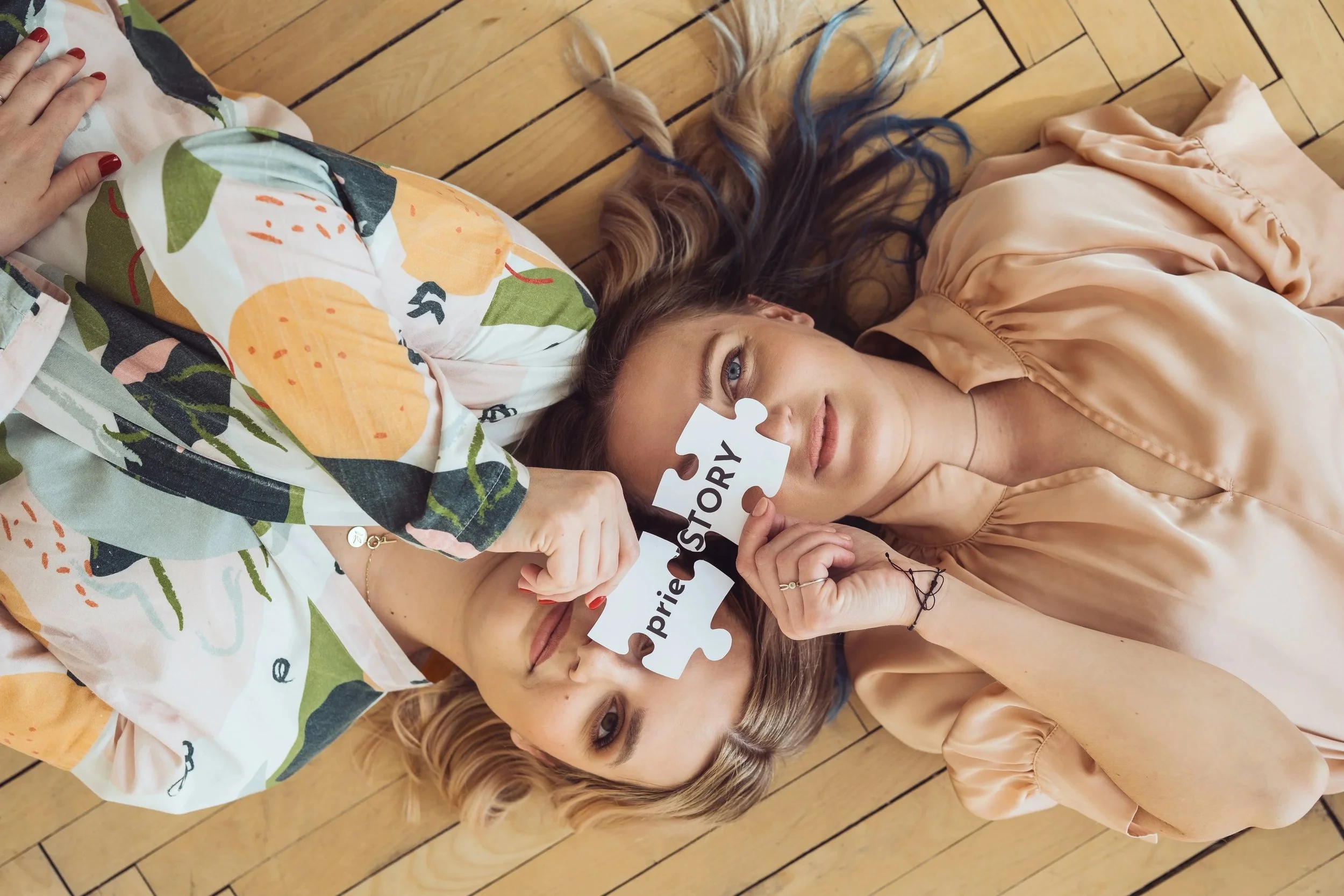 Zakladateľky prieSTORY Veronika a Barbora s puzzle dielikmi, organizácia domácnosti ako skladačka.