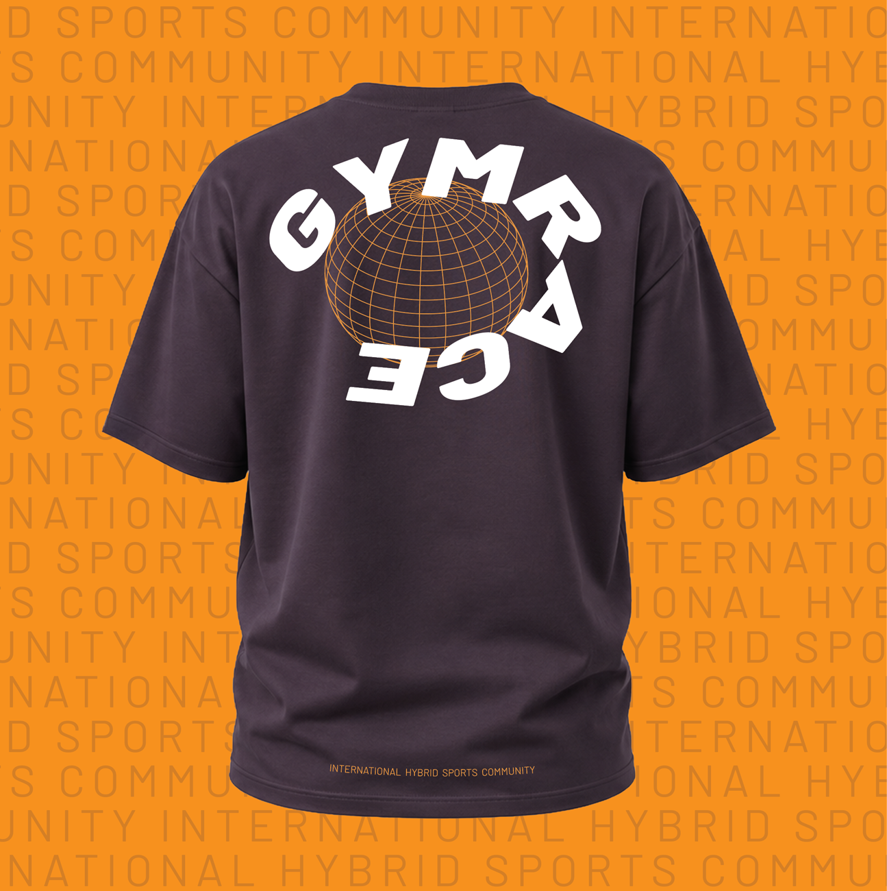Achterkant van een zwart T-shirt met de tekst 'GYM GRE' en een wereldbol op de rug, tegen een oranje achtergrond met herhaalde woorden 'INTERNATIONAL HYBRID SPORTS COMMUNITY'.