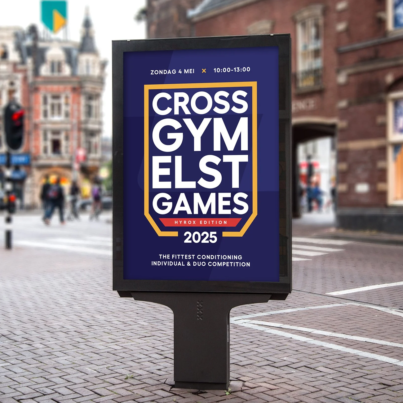 Een stadsplein met een digitaal billboard dat reclame maakt voor Cross Gym Elst Games 2025, een fitness- en wedstrijd evenement, met een opvallend blauw en geel ontwerp.