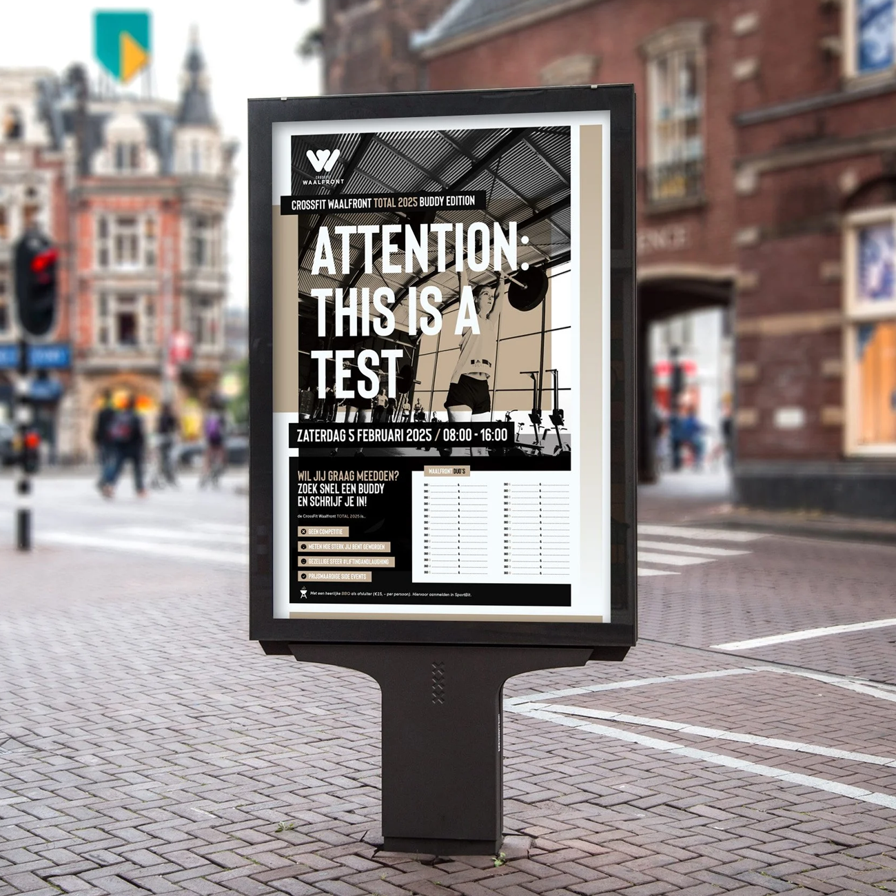 Posterkunst op een bordenkast in een stad met mensen op de achtergrond. De poster is voor een Crossfit evenement op 5 februari 2025, met grote tekst die zegt 'Dit is een test'.