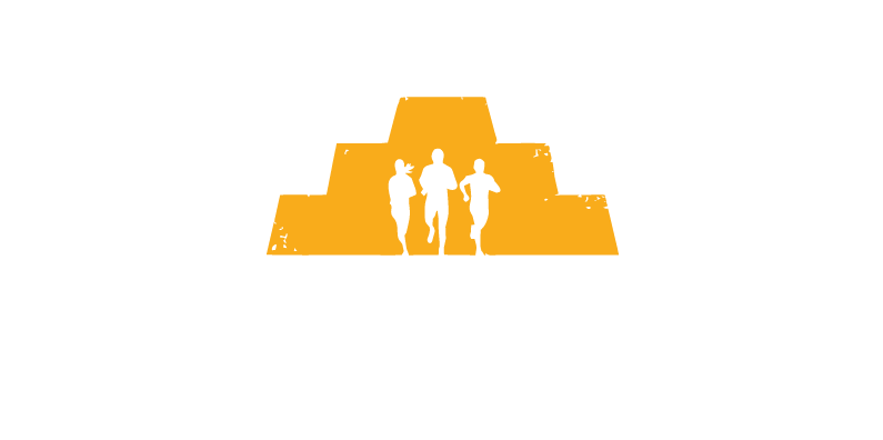 Logo met drie lopende mensen op een piramide en de tekst 'Mud Masters'.