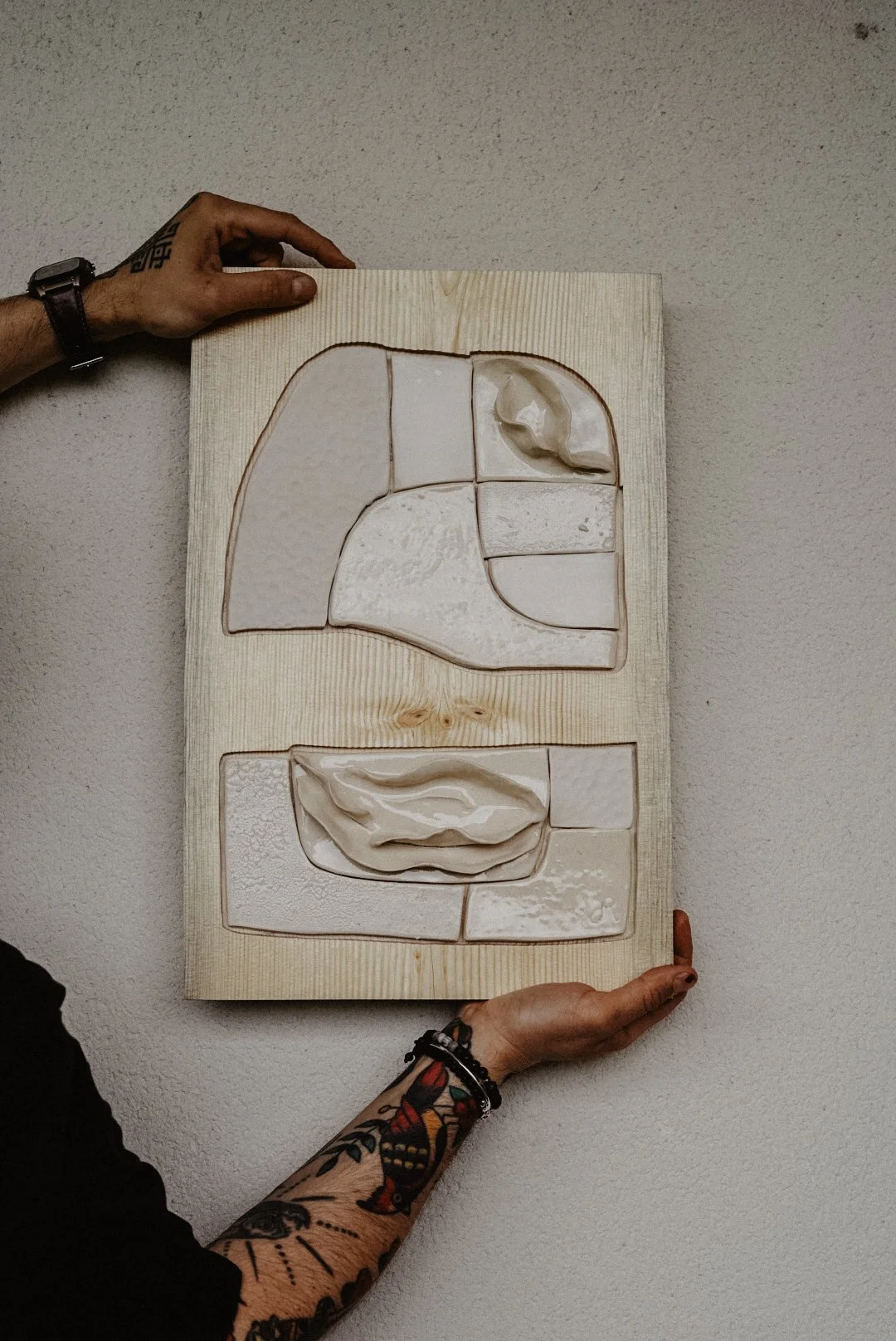 Tableau architectural en céramique et en bois