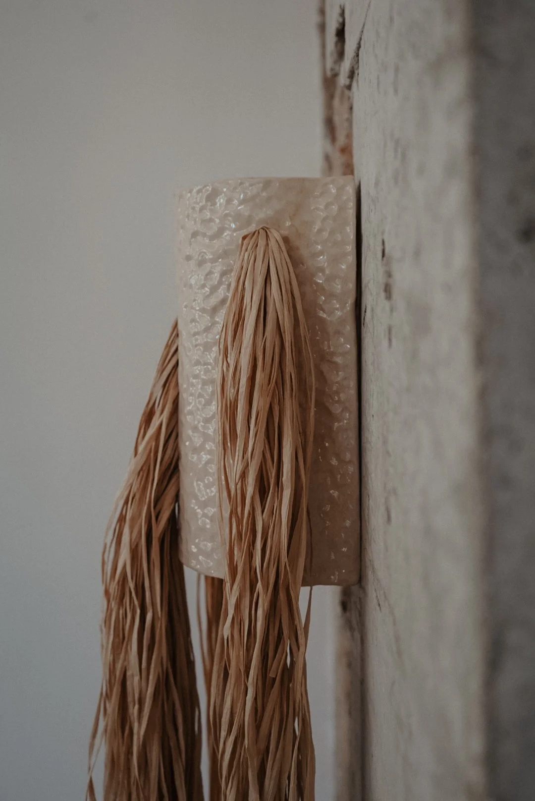 Applique en grès et raphia