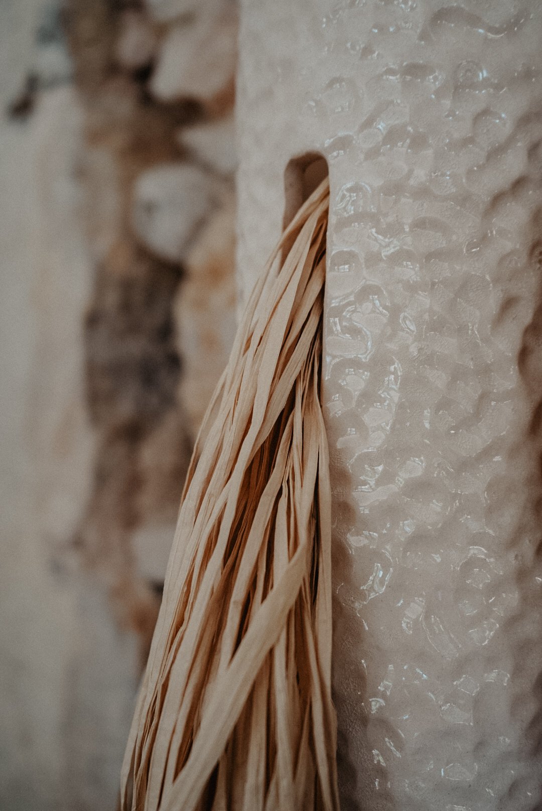 Applique en grès et raphia