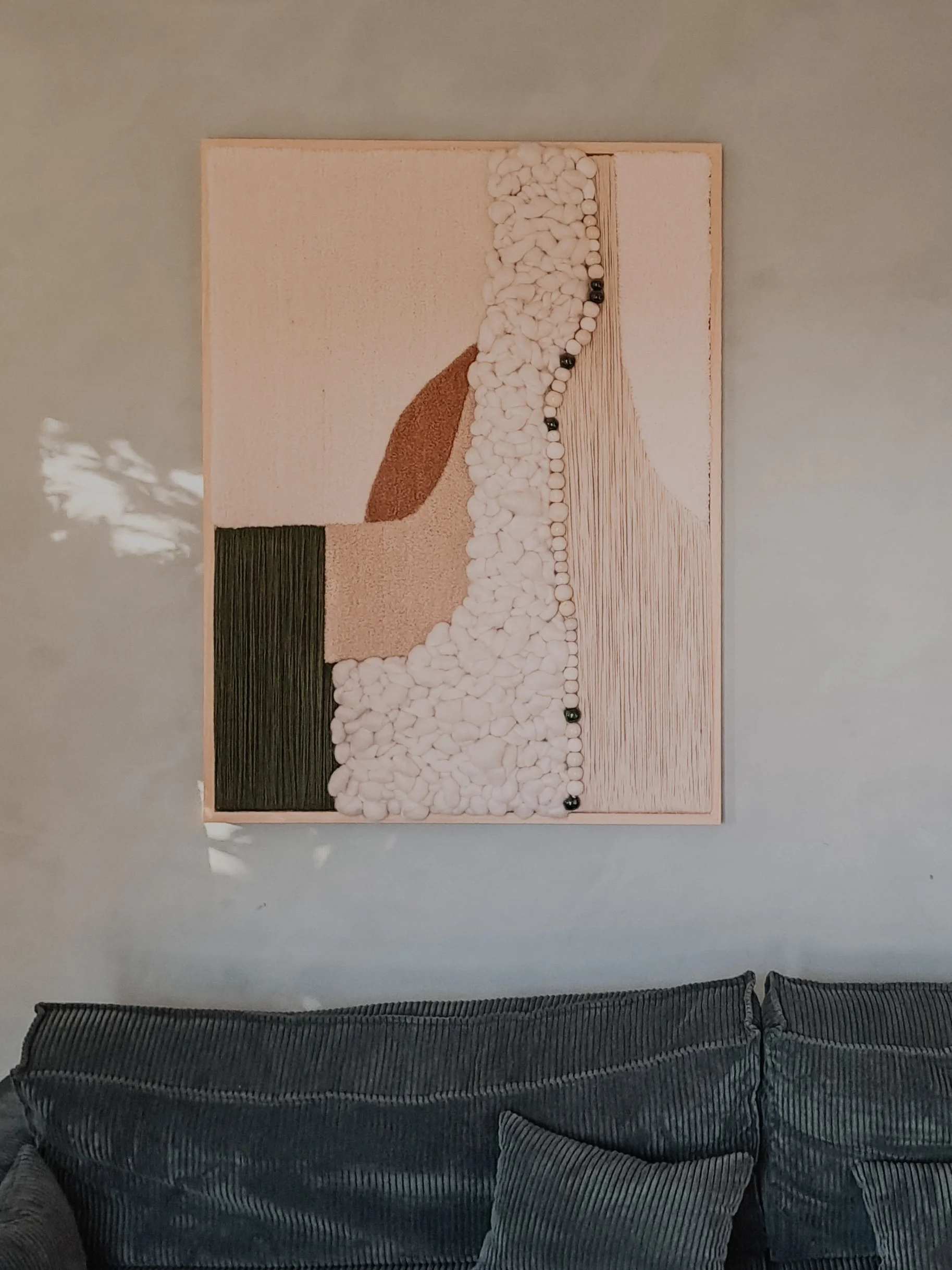 Œuvre murale textile contemporaine de Julie Robert