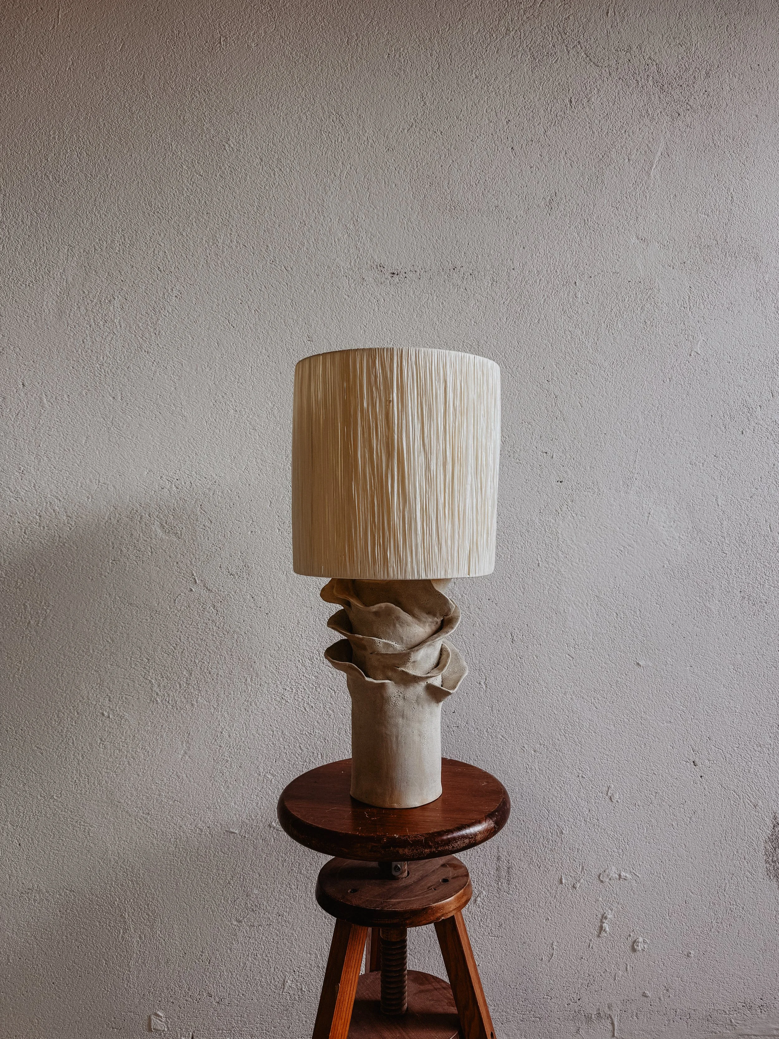 Lampe en grès et raphia 