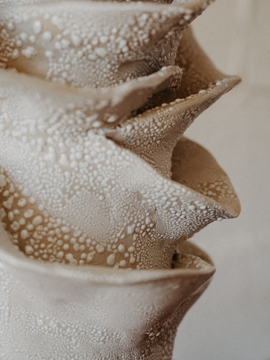 Lampe en grès et raphia 