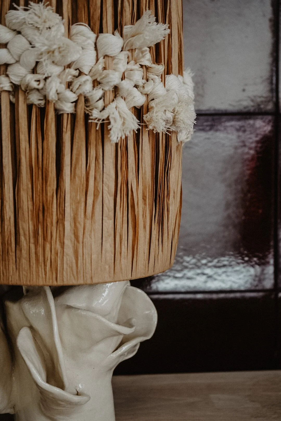 Lampe en grès, coton et raphia