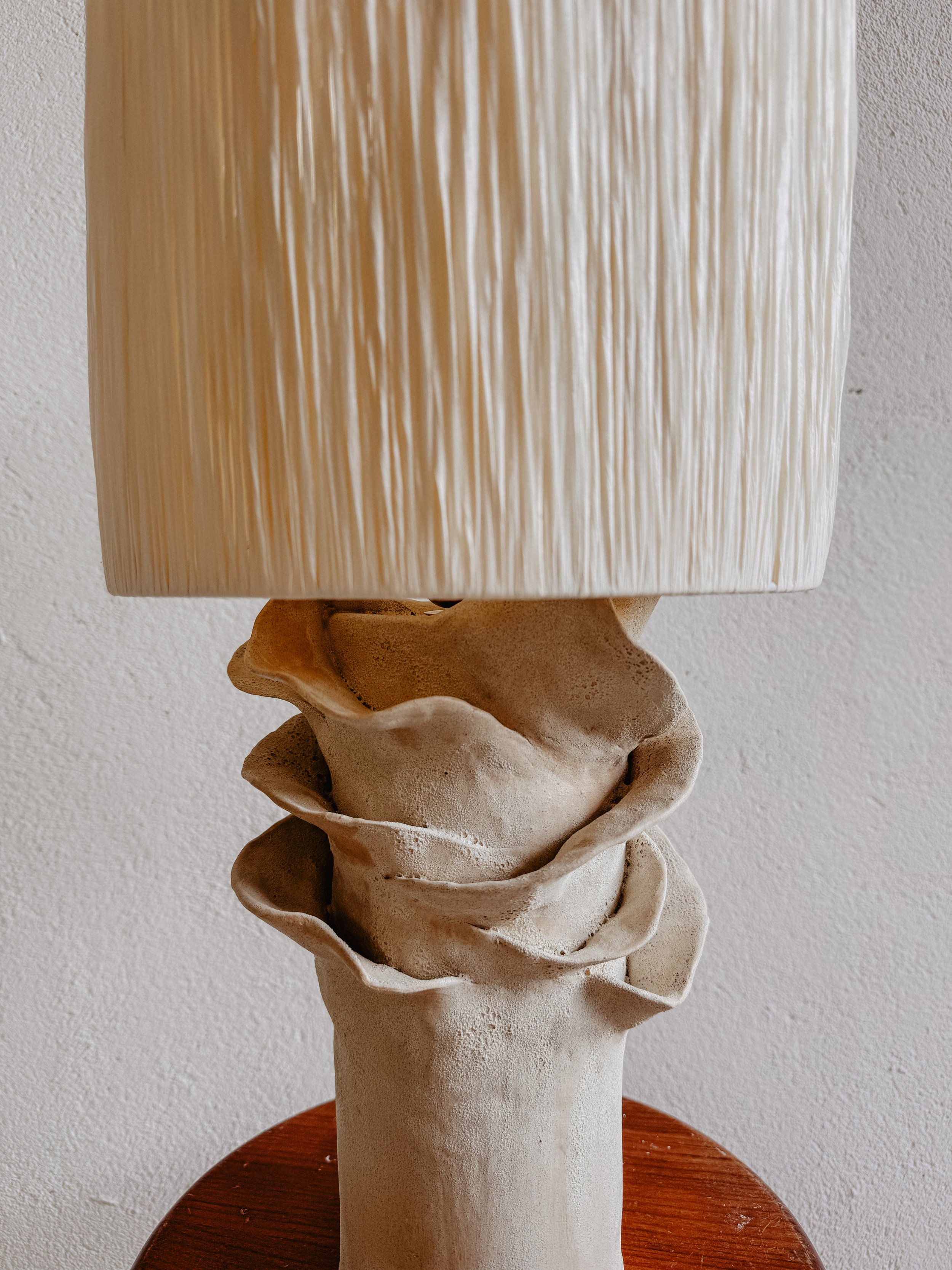 Lampe en grès et raphia 