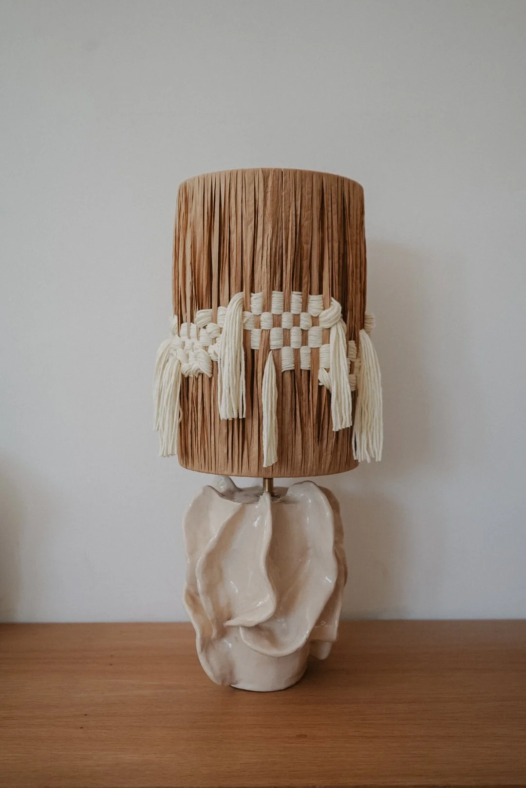 Lampe en céramique, abat-jour tissage coton et raphia 