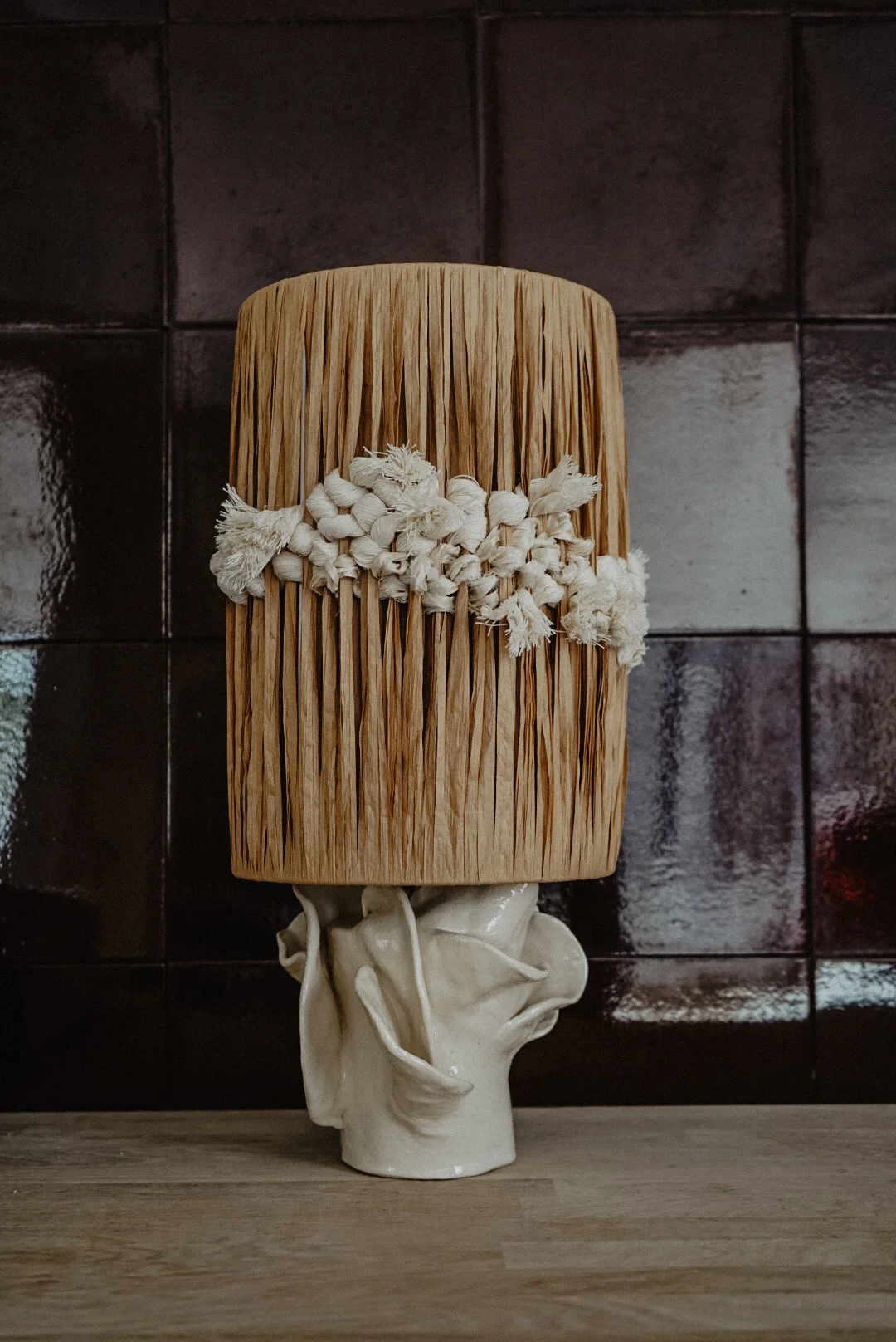 Lampe en grès, coton et raphia