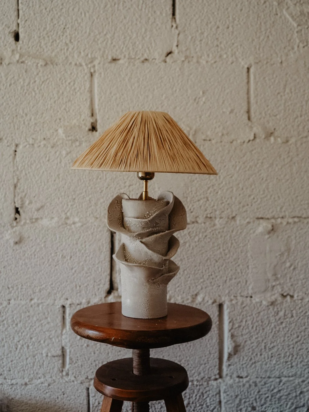 Lampe en grès et raphia 