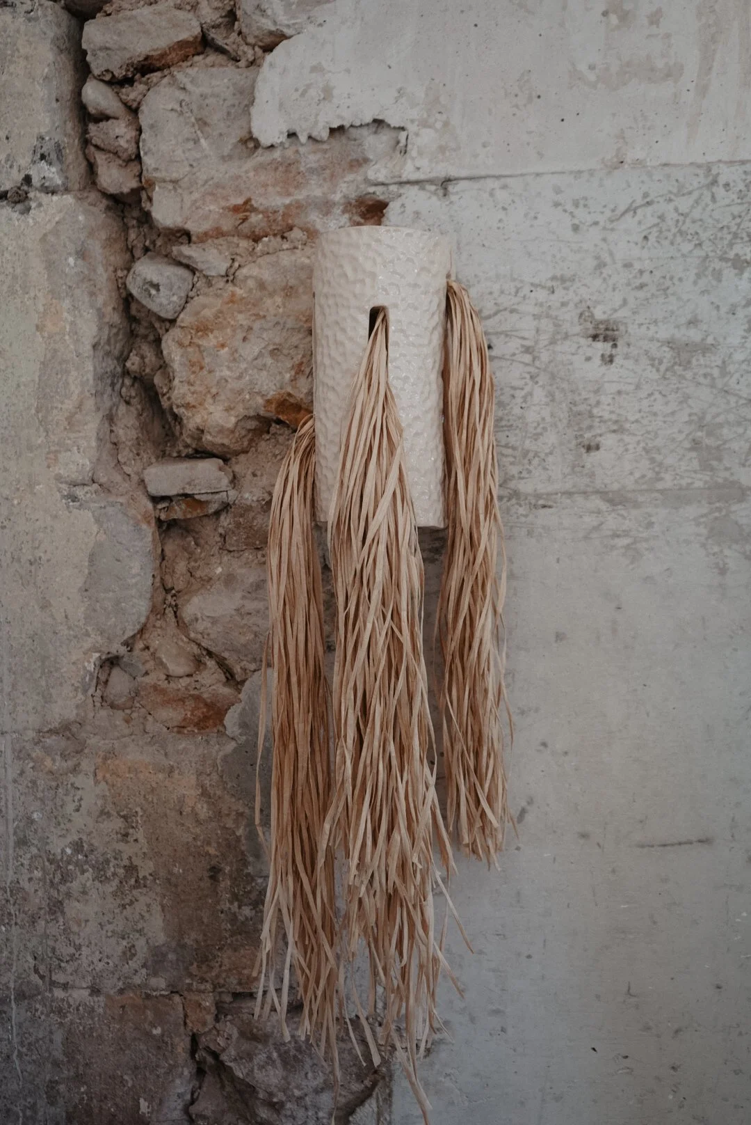 Applique en grès et raphia