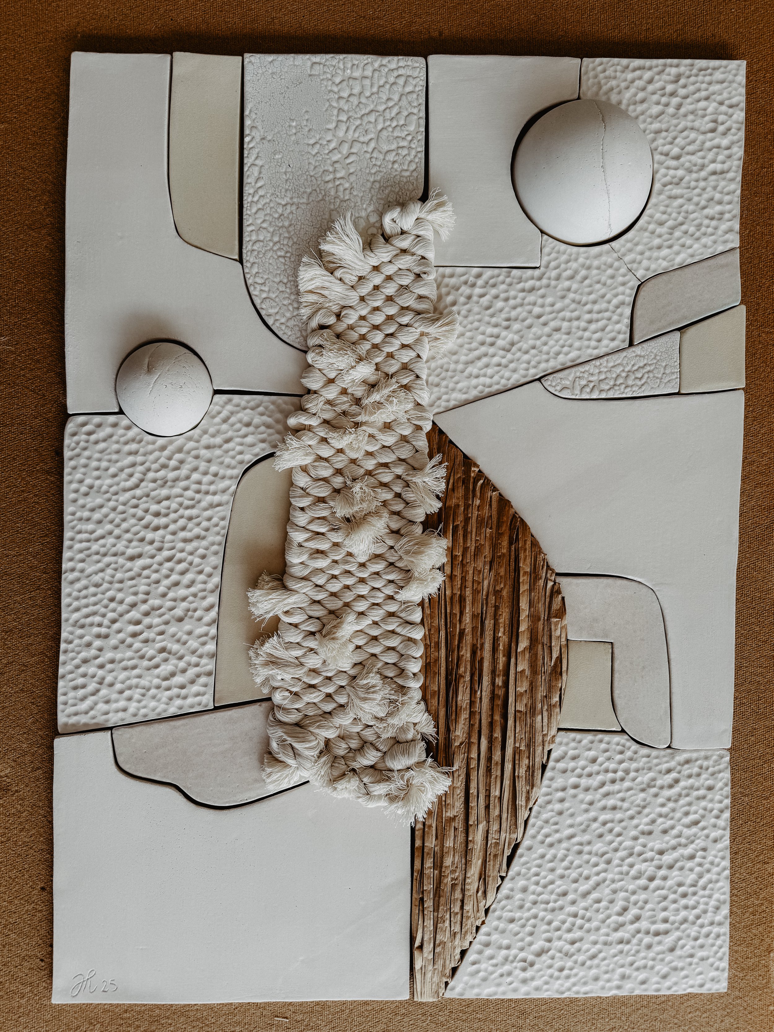 Tableau architectural mêlant textile et céramique 