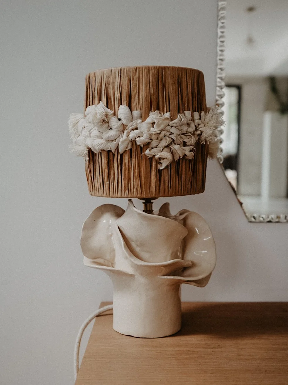 Lampe en grès, coton et raphia