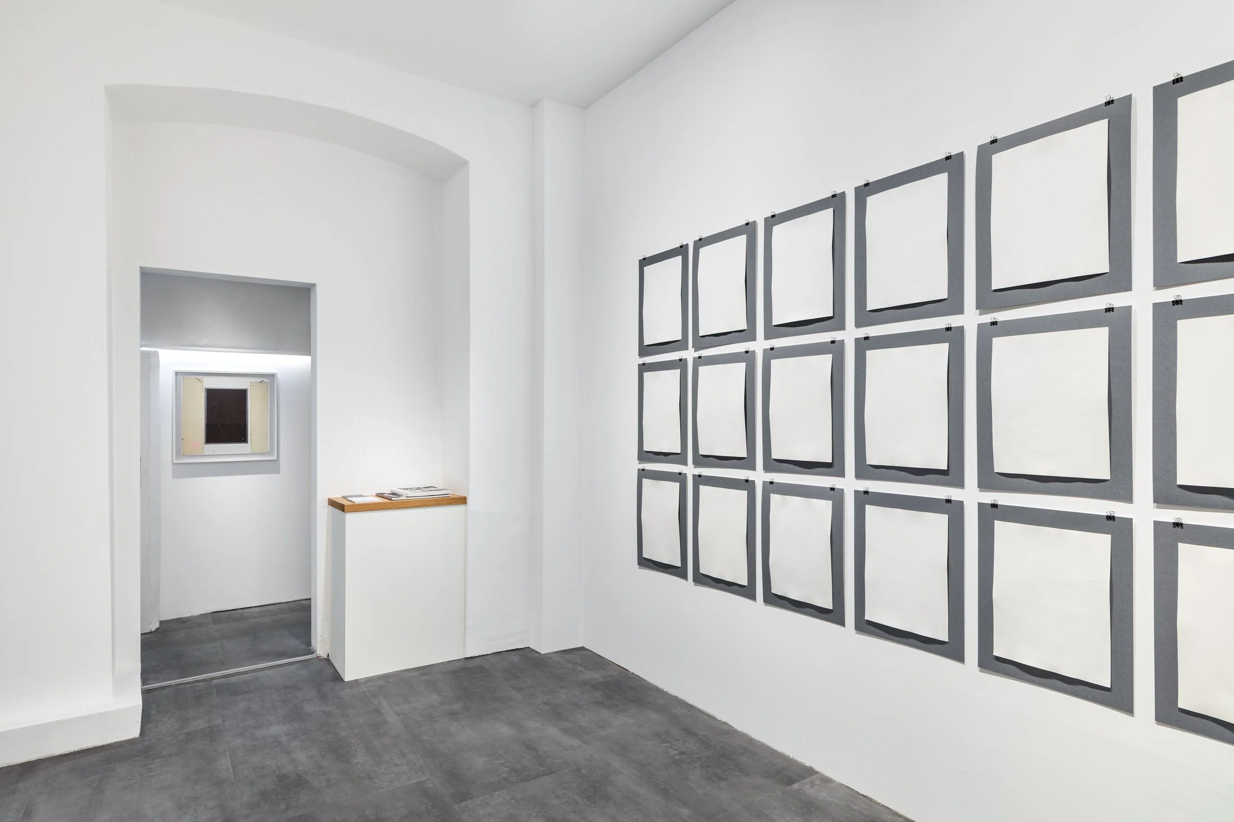 Salon – Ausstellungsansicht Sebastian Riemer »Spectres«