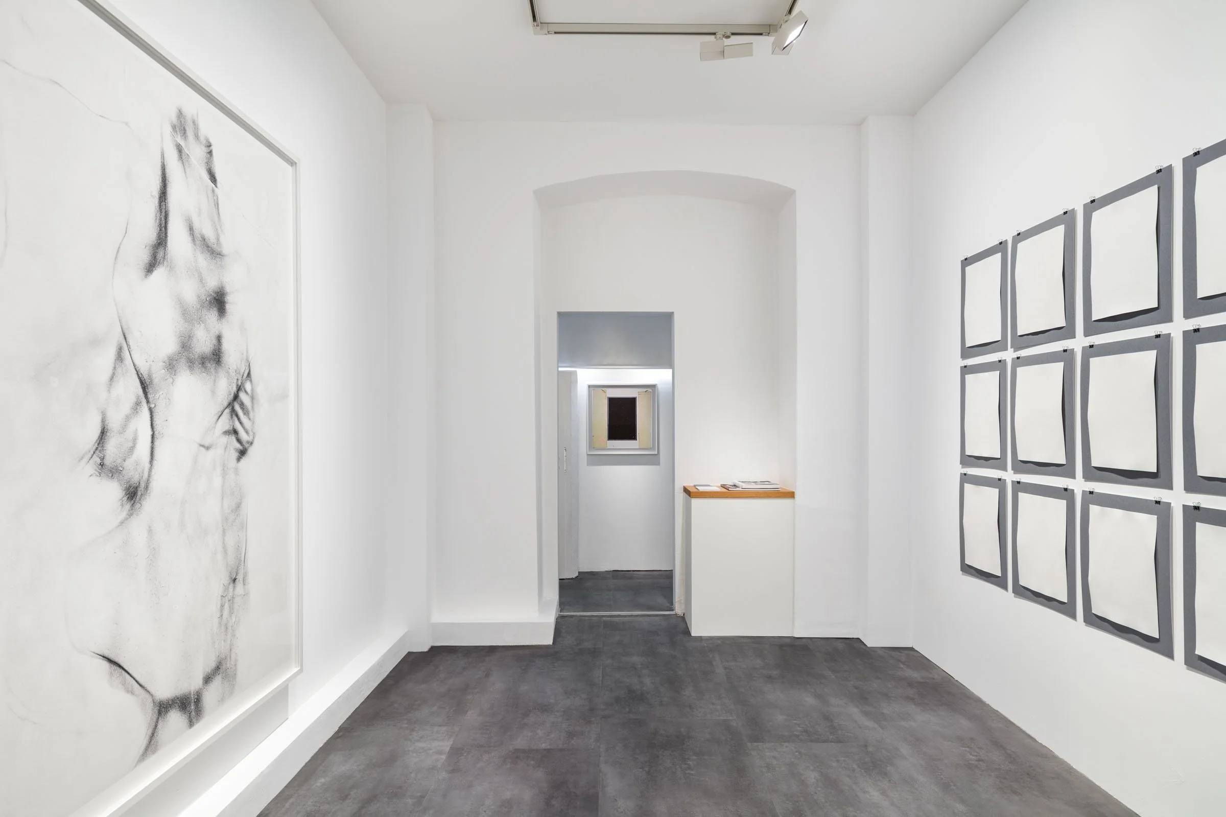 Salon – Ausstellungsansicht Sebastian Riemer »Spectres«