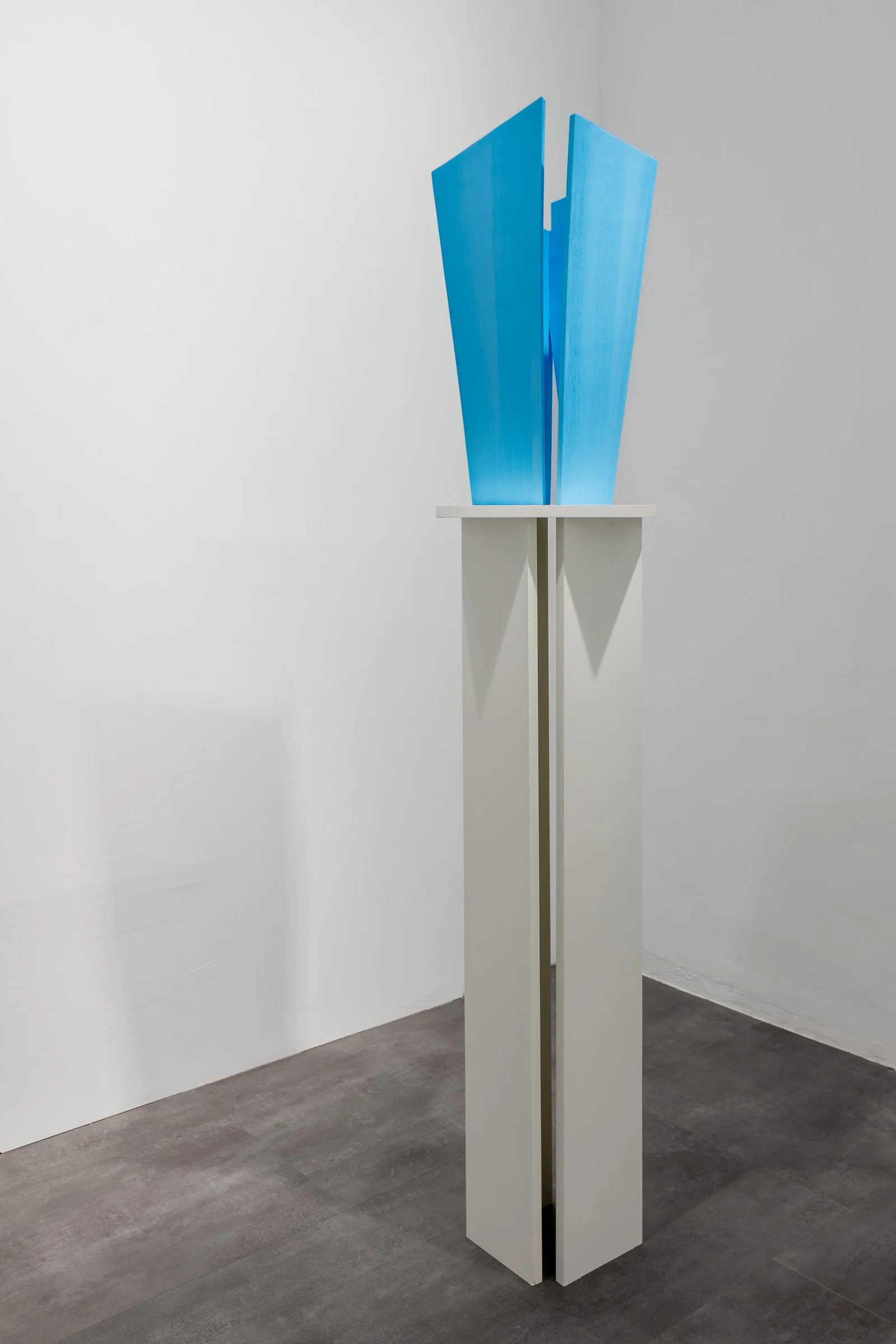 Untitled (nicht verbindet, sondern), 2025, Öl auf Champagnerkreide auf Schichtholz, ca. 64,8 x 38 x 34 cm + Künstler-Sockel 130 x 35 x 25 cm © Madeleine Boschan / Foto: Lars Monshausen