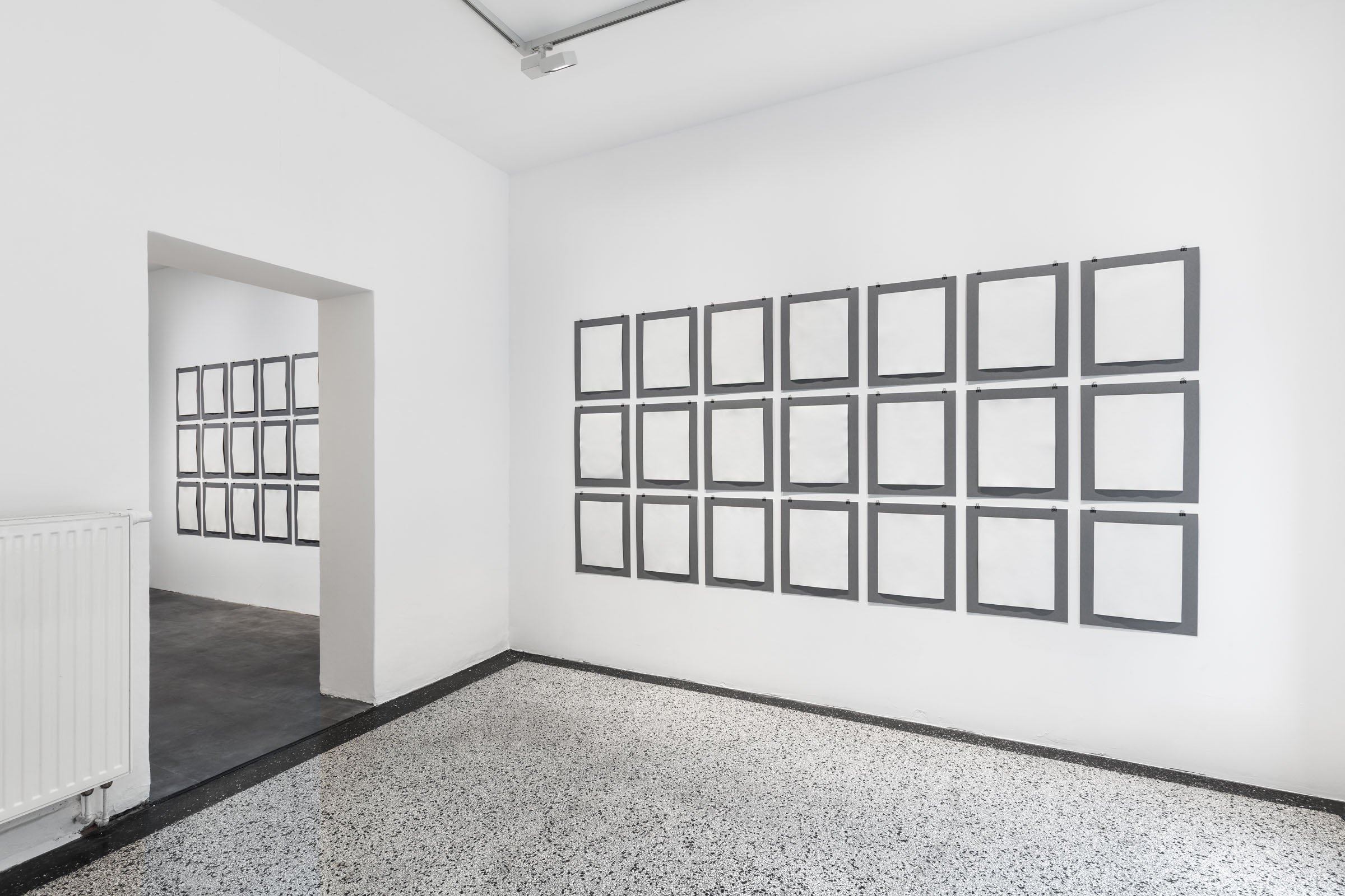 Entrée – Ausstellungsansicht Sebastian Riemer »Spectres«