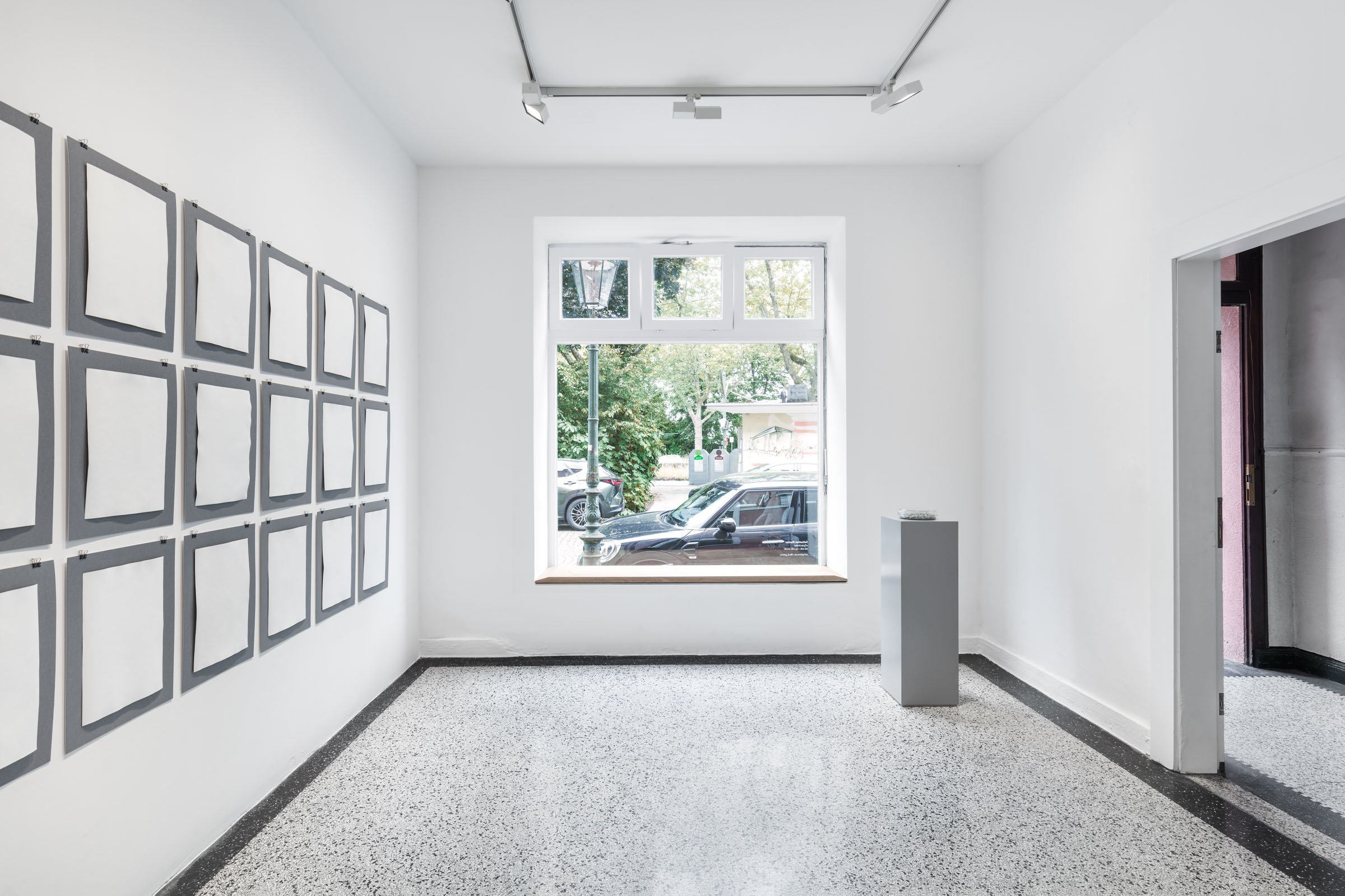Entrée – Ausstellungsansicht Sebastian Riemer »Spectres«