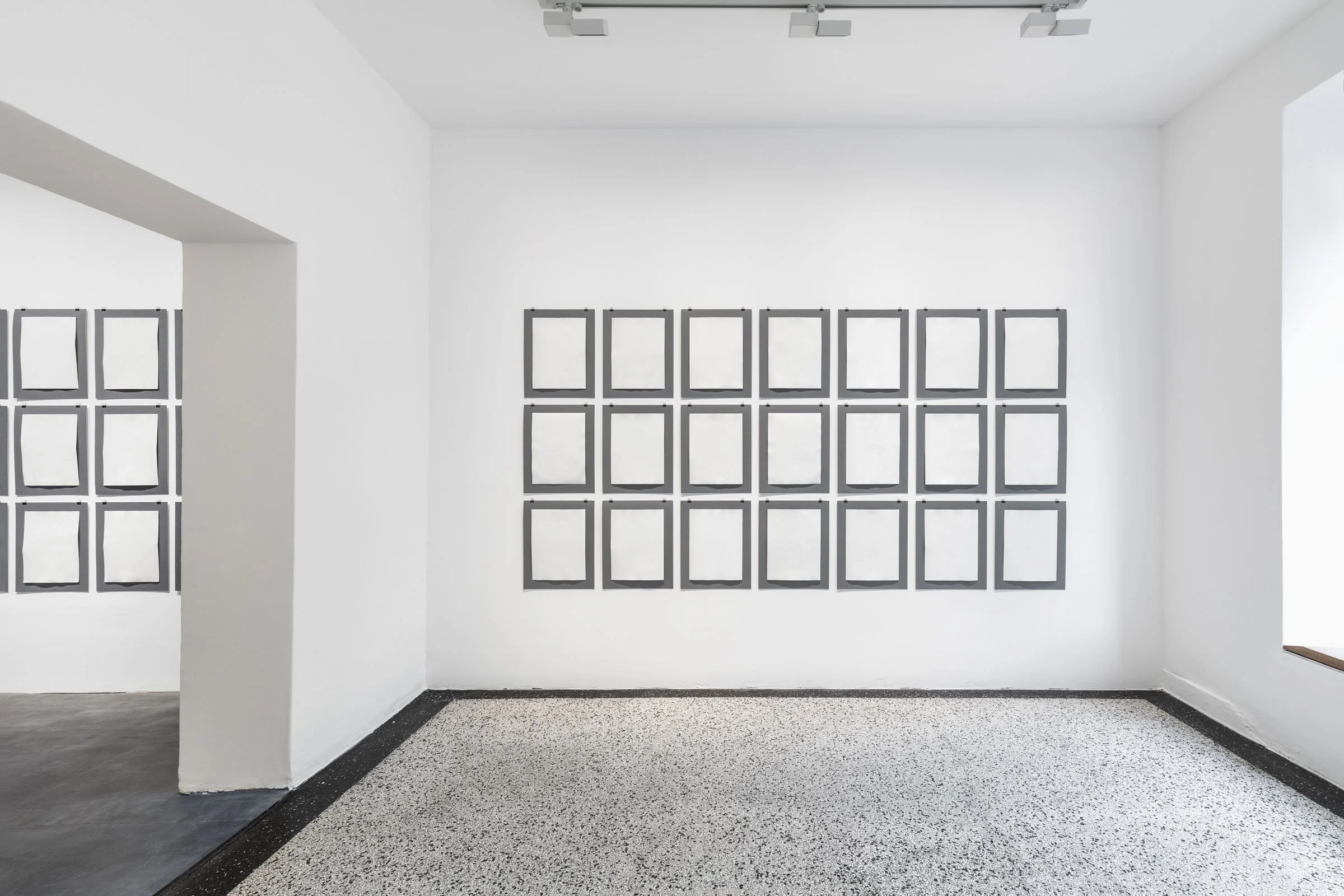 X (Spectres 1), 2026, Papier auf Archivkarton, 21-teilig, 158 x 304 cm © Sebastian Riemer