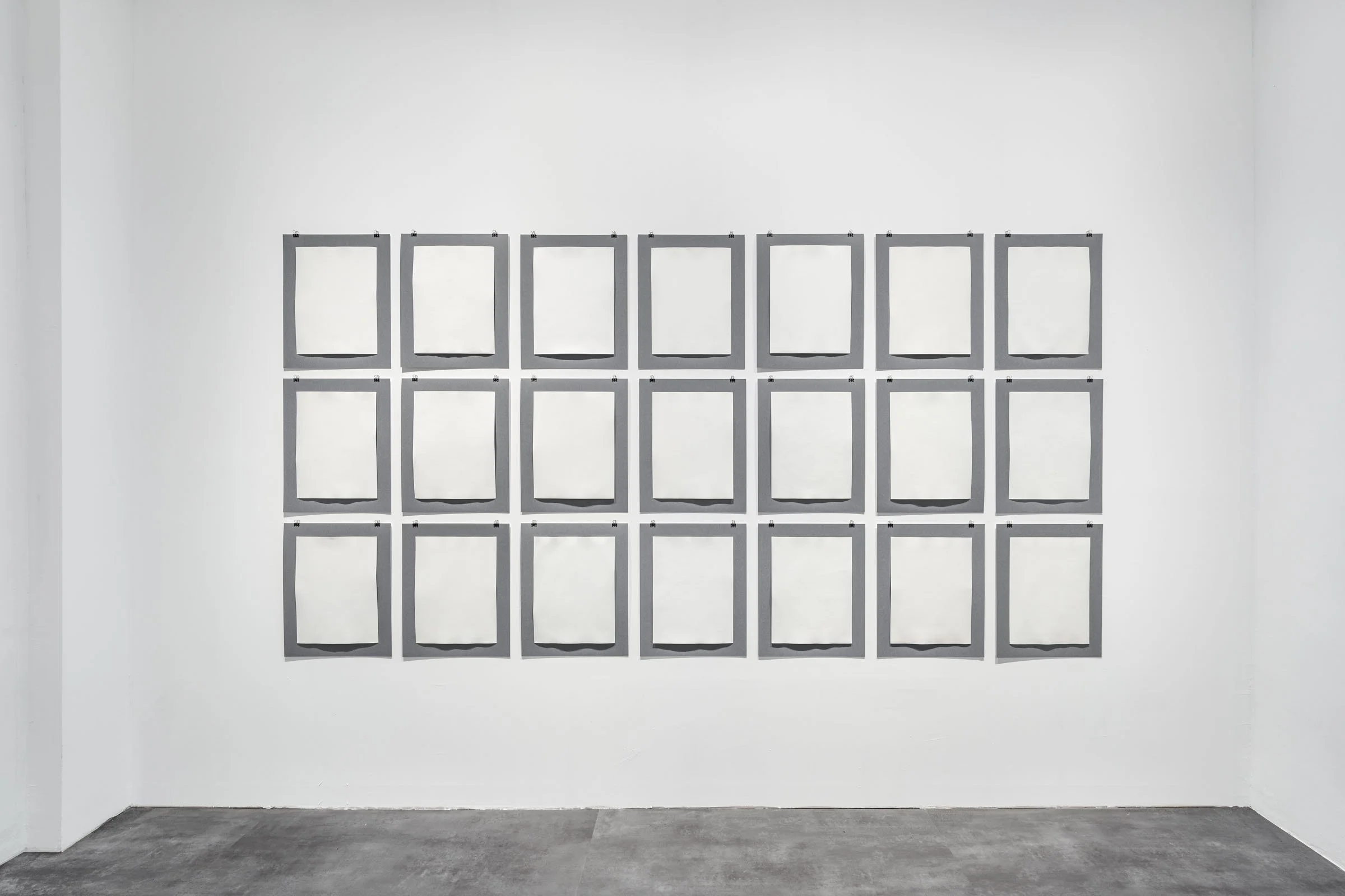 X (Spectres 2), 2026, Papier auf Archivkarton, 21-teilig, 158 x 304 cm © Sebastian Riemer