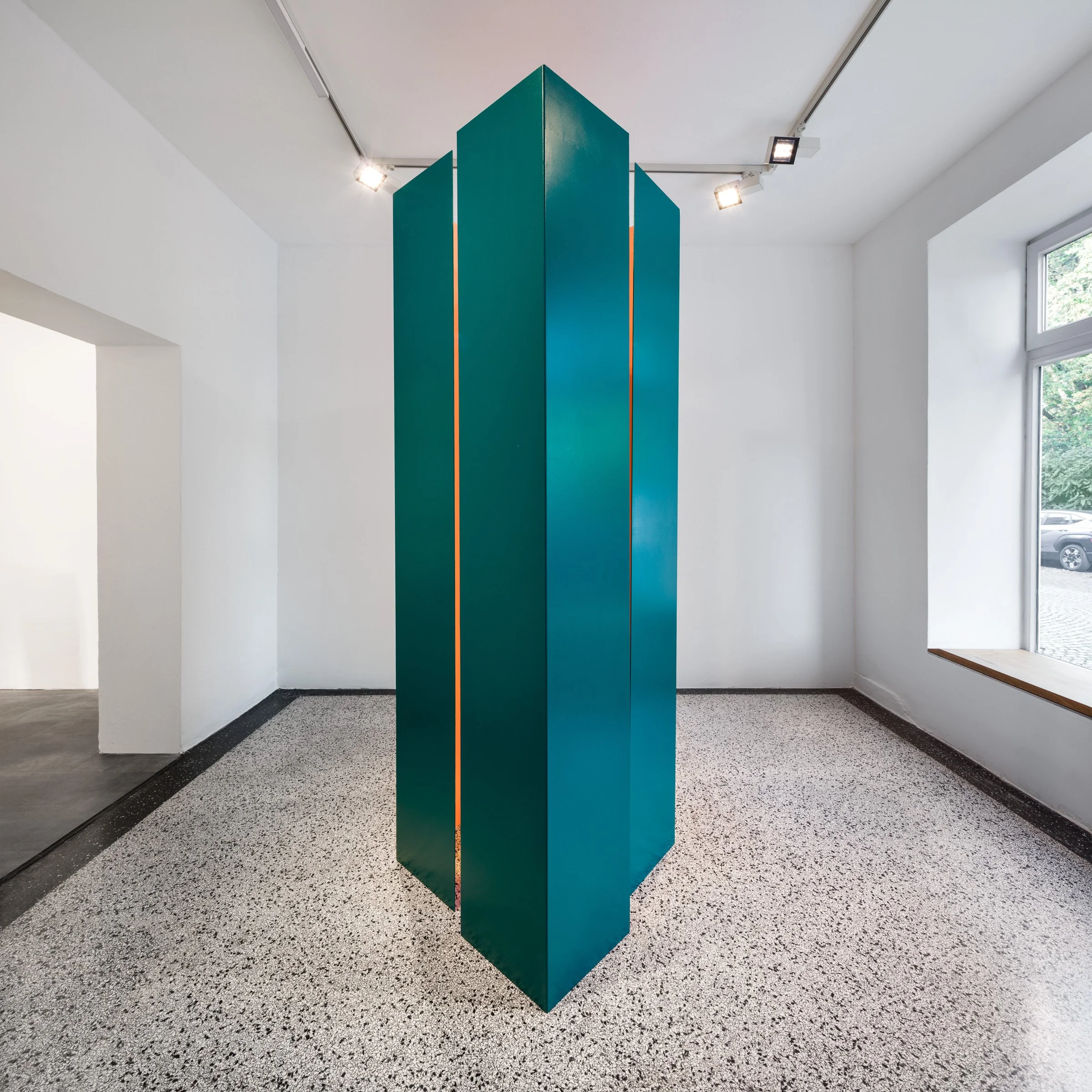 Somewhere I have never travelled, gladly beyond any experience (Parataxe/bosco e incarnato), 2026, Aluminium lackiert (4-teilig) ca. 250 x 120 x 130 cm
(variabel) © Madeleine Boschan