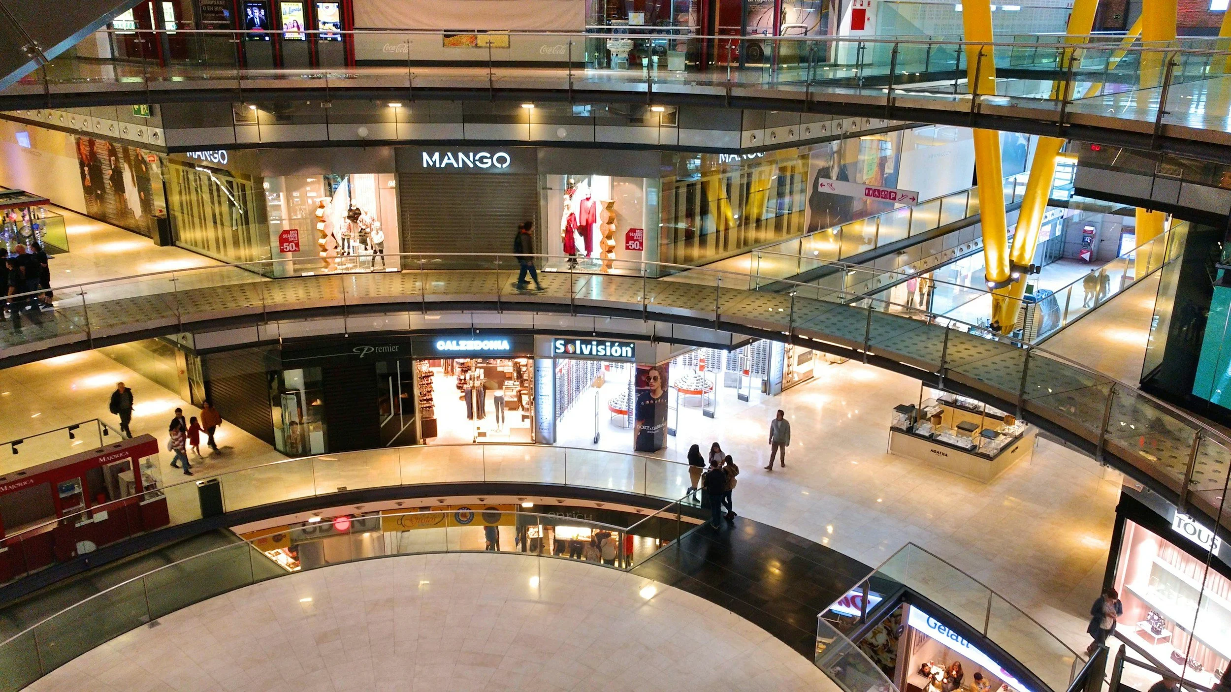 Retail shopping destination supporting convenient vehicle care facilities
