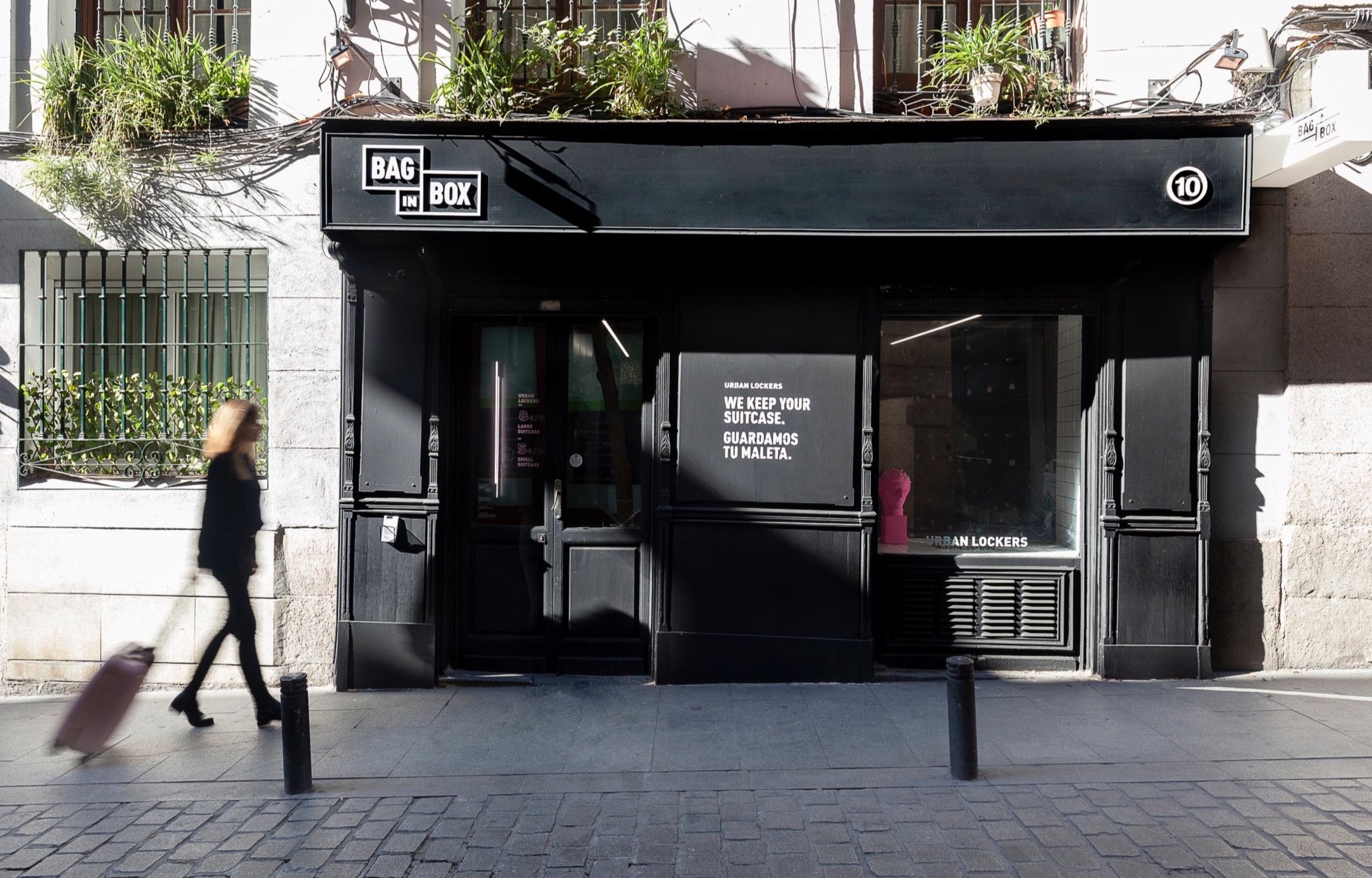 BaginBox_UrbanLockers_Fa%25C3%25A7ade_Madrid_Signage_Wanna.jpg