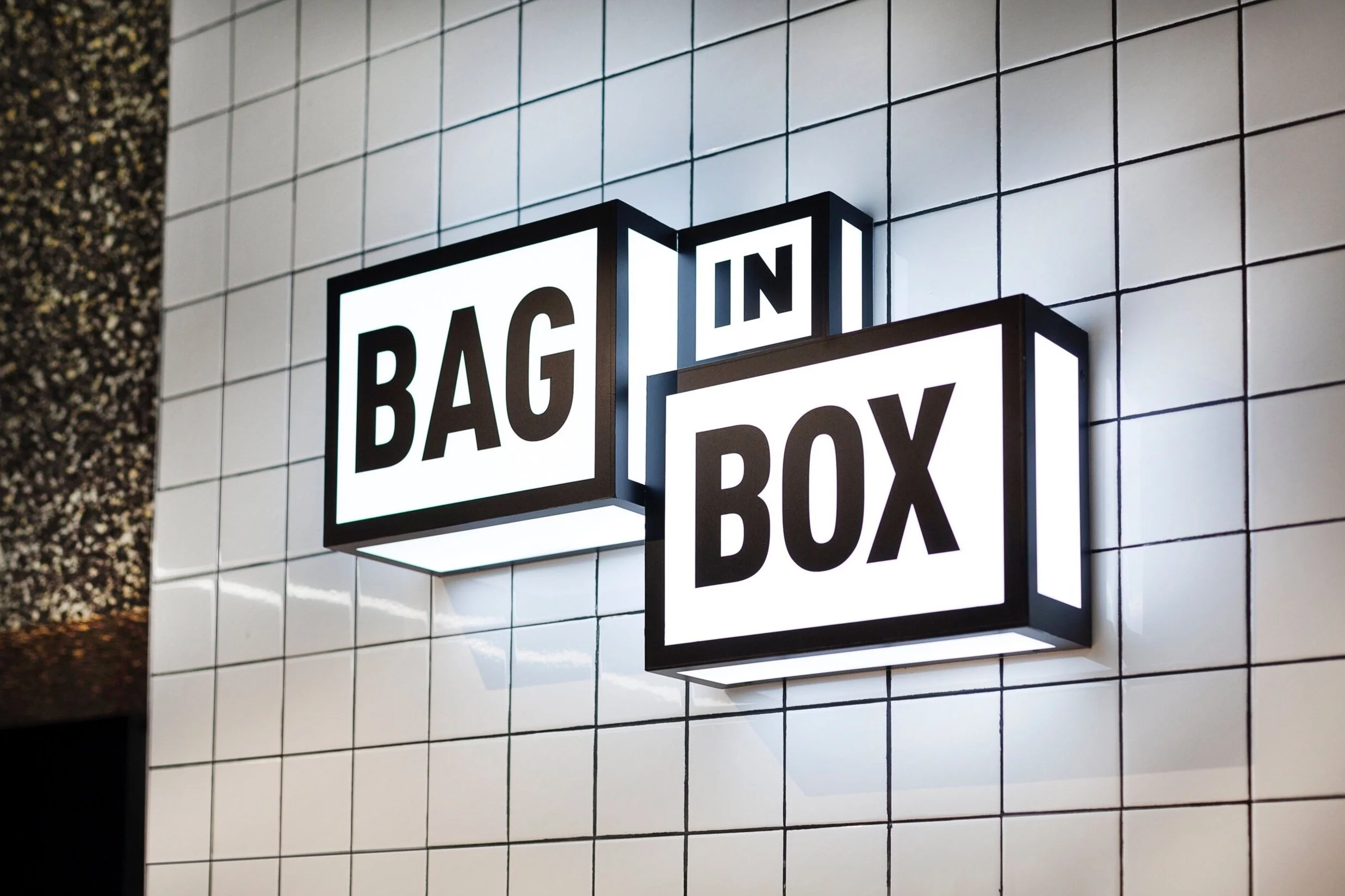BaginBox_UrbanLockers_Madrid_Signage_3_Wanna.jpg
